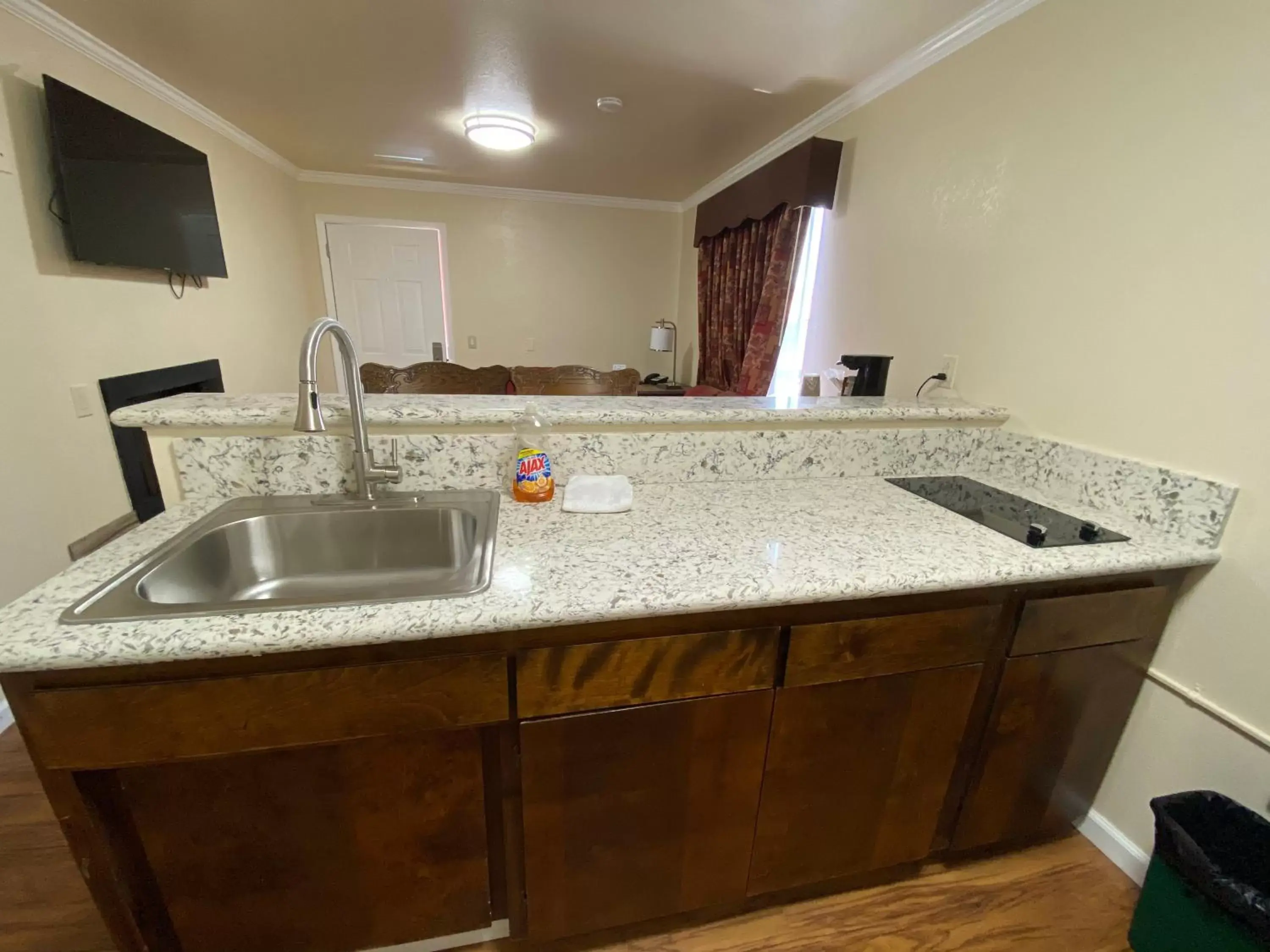 Kitchen/Kitchenette in Beachwalker Inn Cayucos