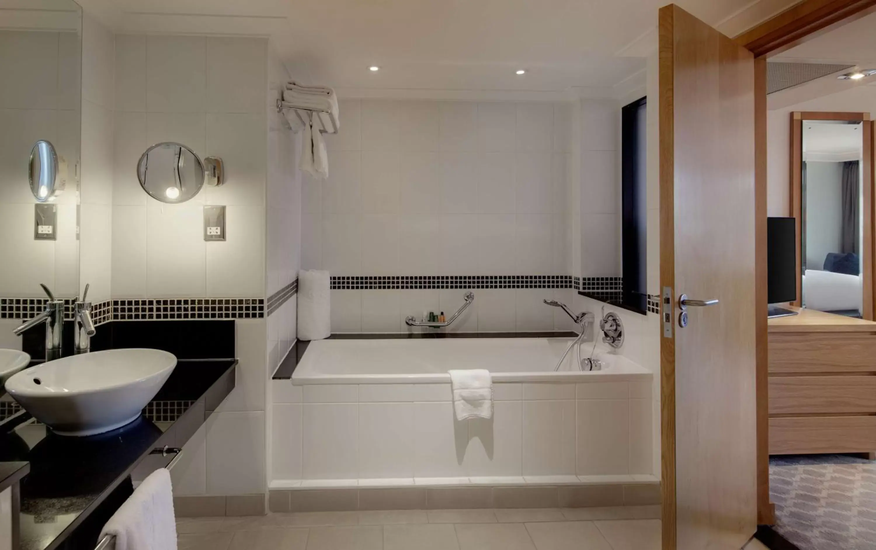 Bedroom, Bathroom in Hilton London Watford