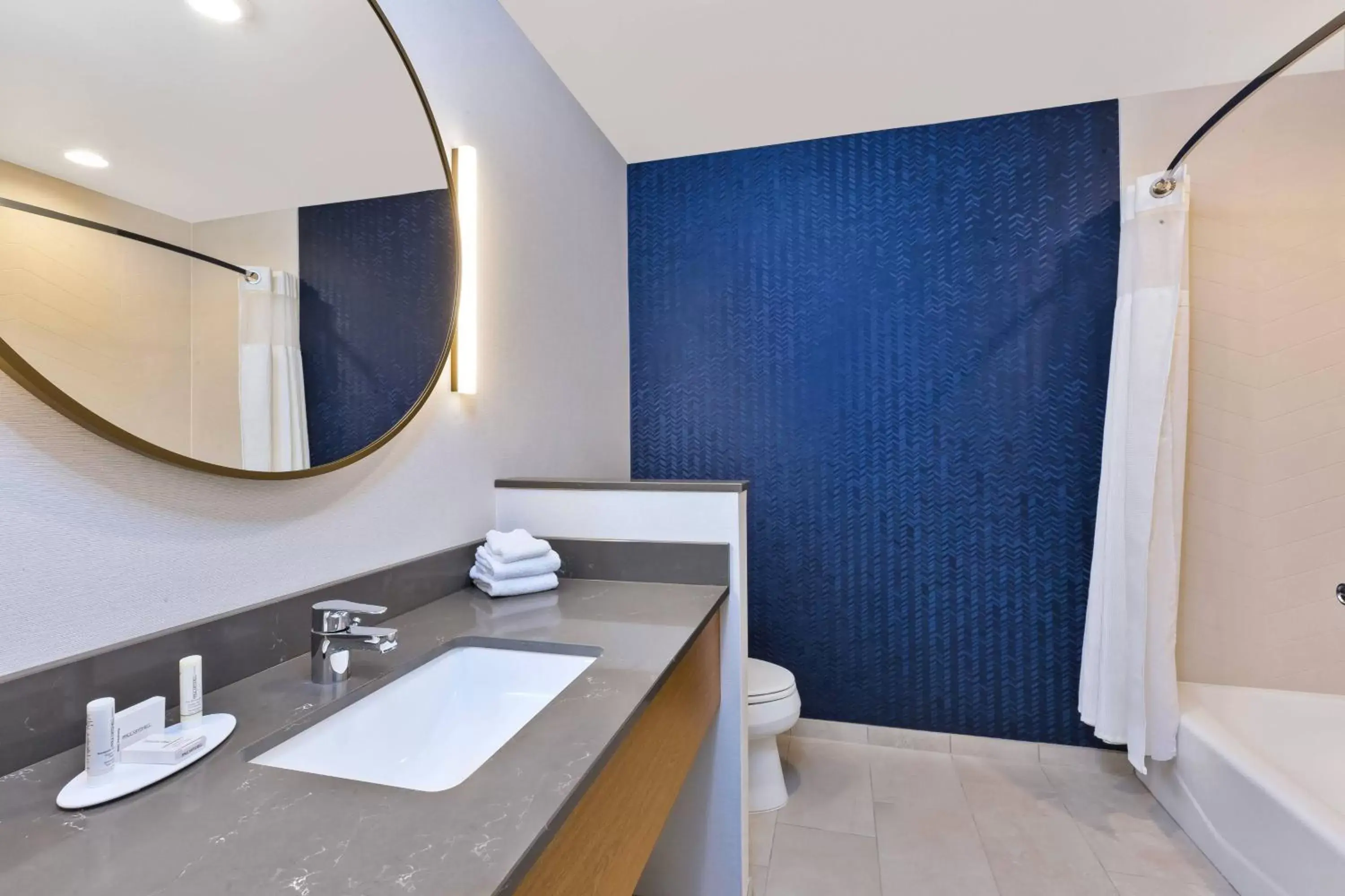 Bathroom in Fairfield Inn & Suites by Marriott Cincinnati Airport South/Florence