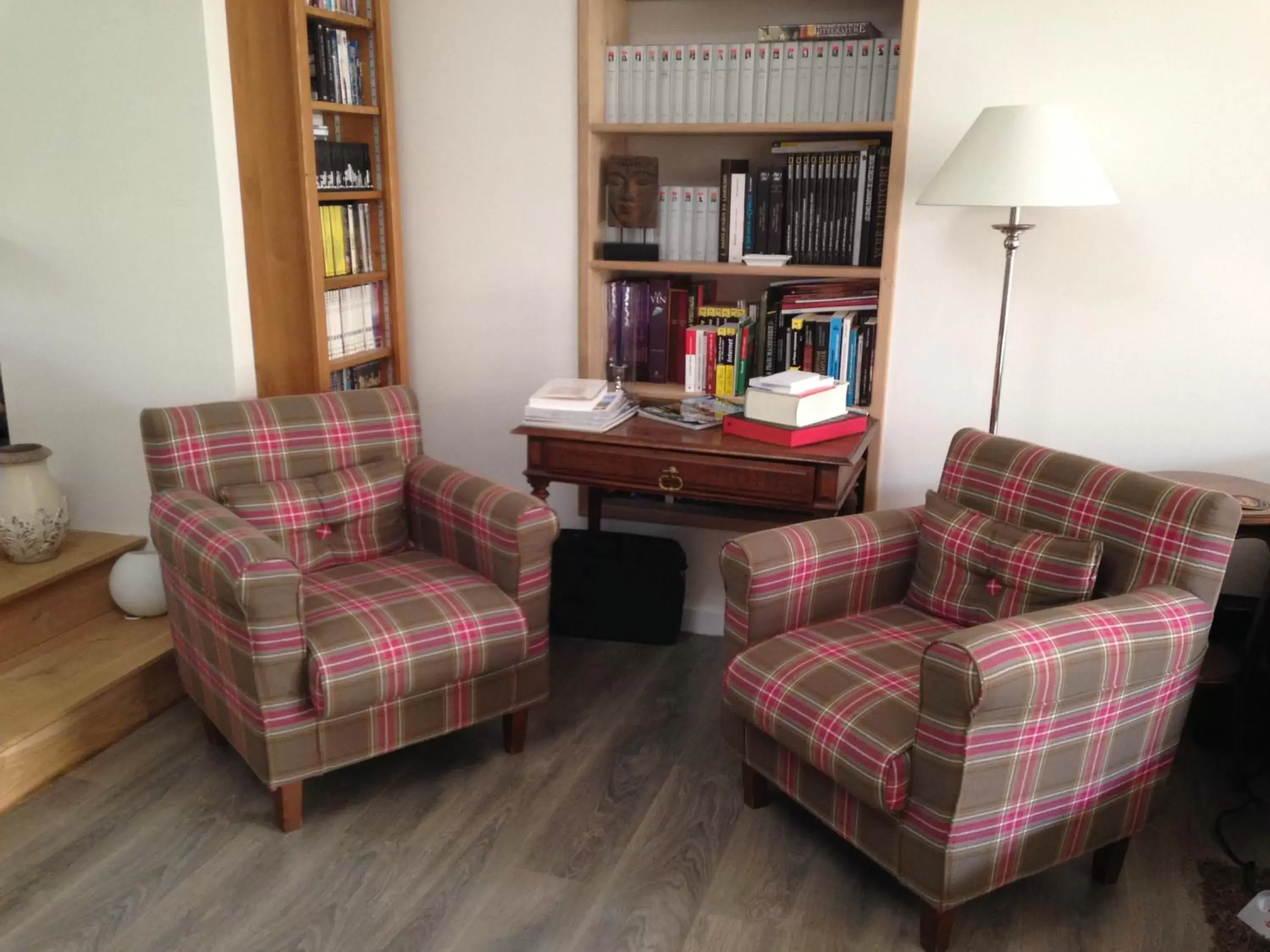 Library, Seating Area in Les Chambres Lauryvan