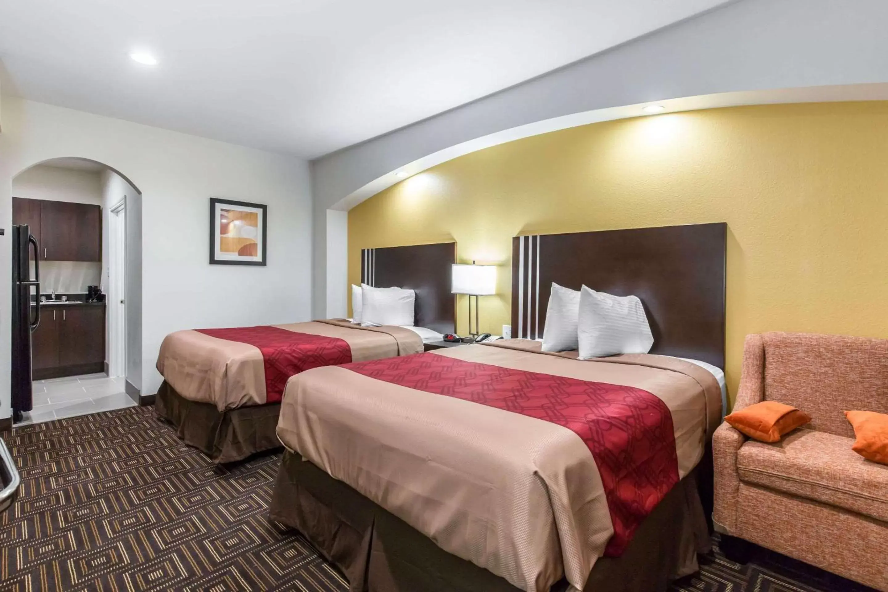 Photo of the whole room, Bed in Scottish Inns & Suites Spring - Houston North