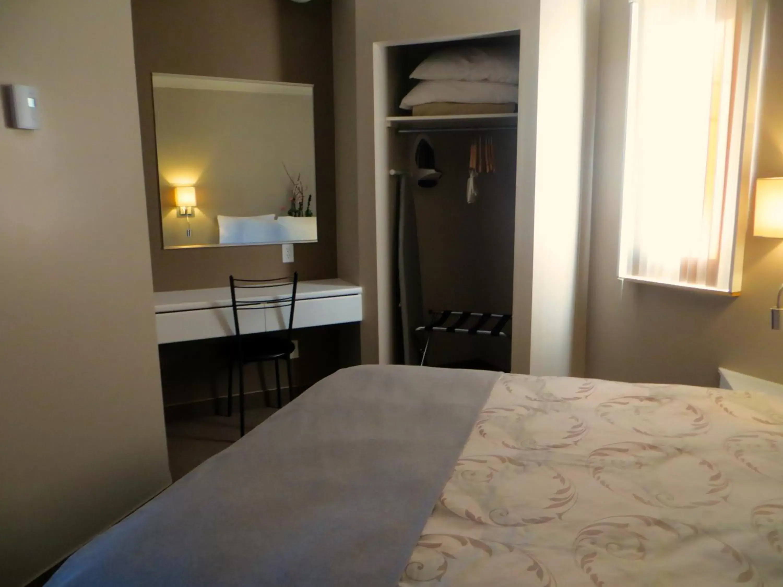 Photo of the whole room, Bed in Motel Invitation