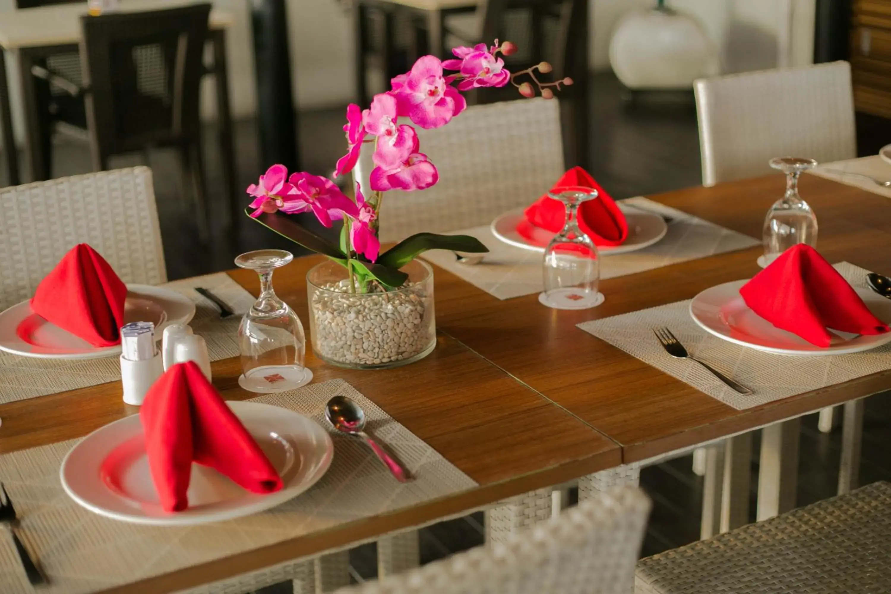Food and drinks, Restaurant/Places to Eat in J4 Hotels Legian