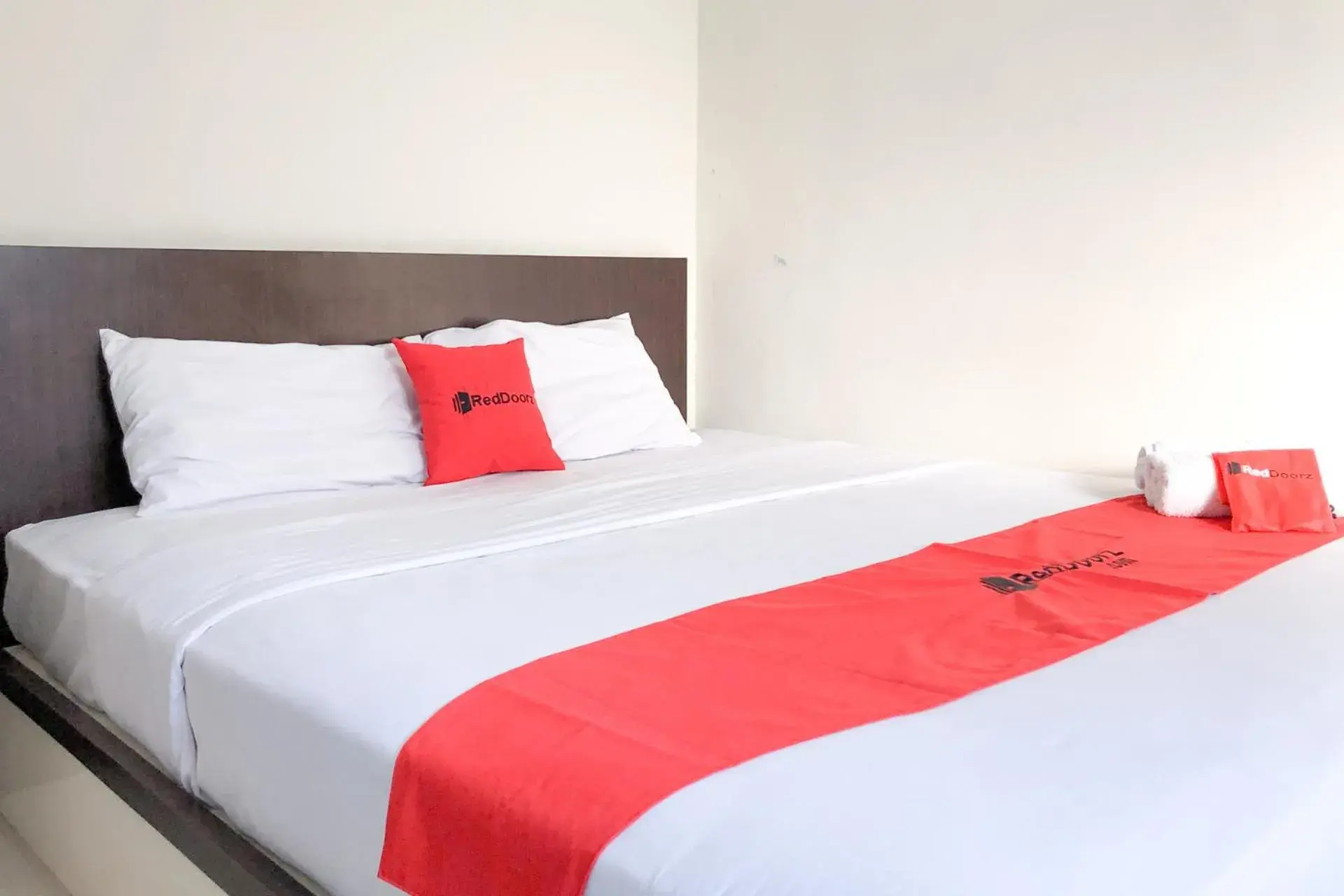 Bed in RedDoorz near Pantai Pede