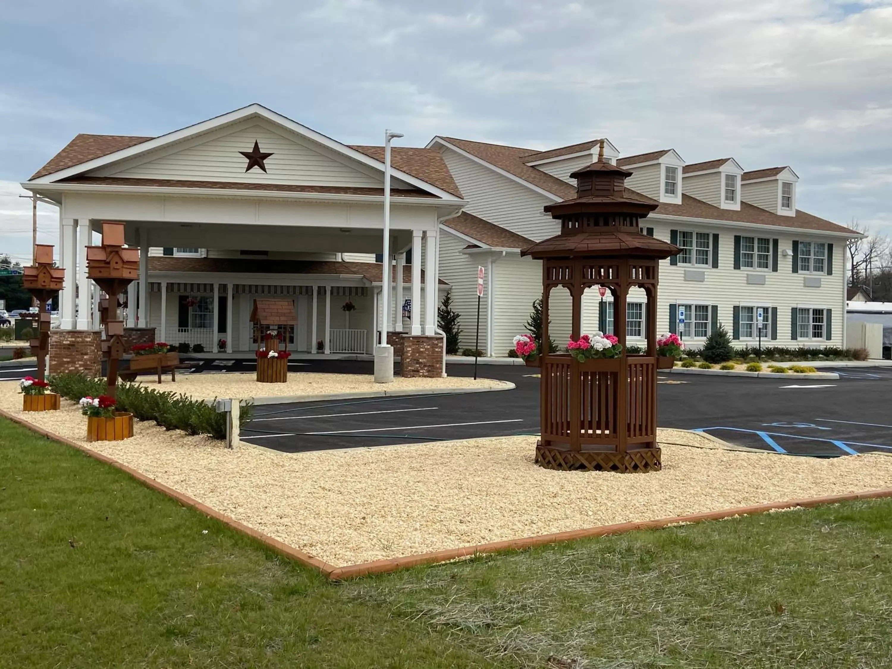 Property Building in Country Inn of Hazlet