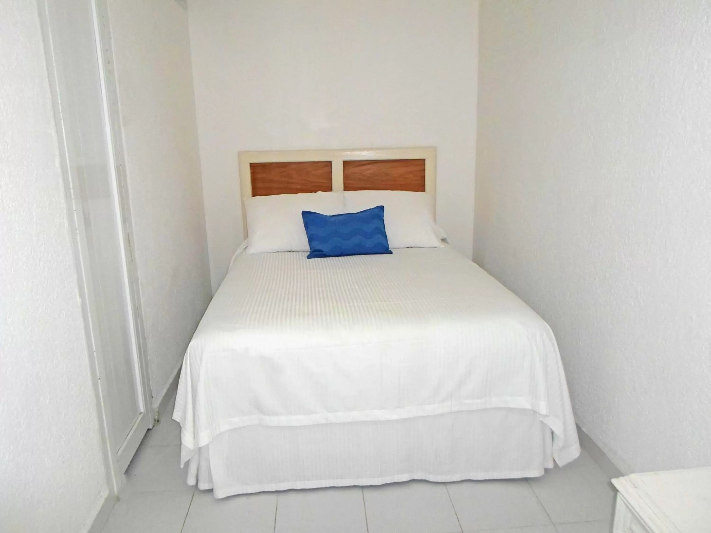 Photo of the whole room, Room Photo in Calinda Beach Acapulco