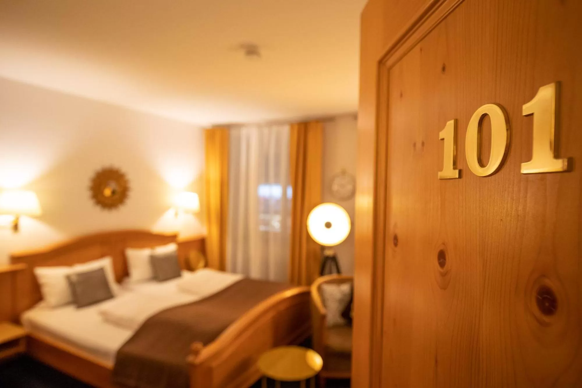 Bed in Hotel Restaurant Grüner Baum und Altes Tor