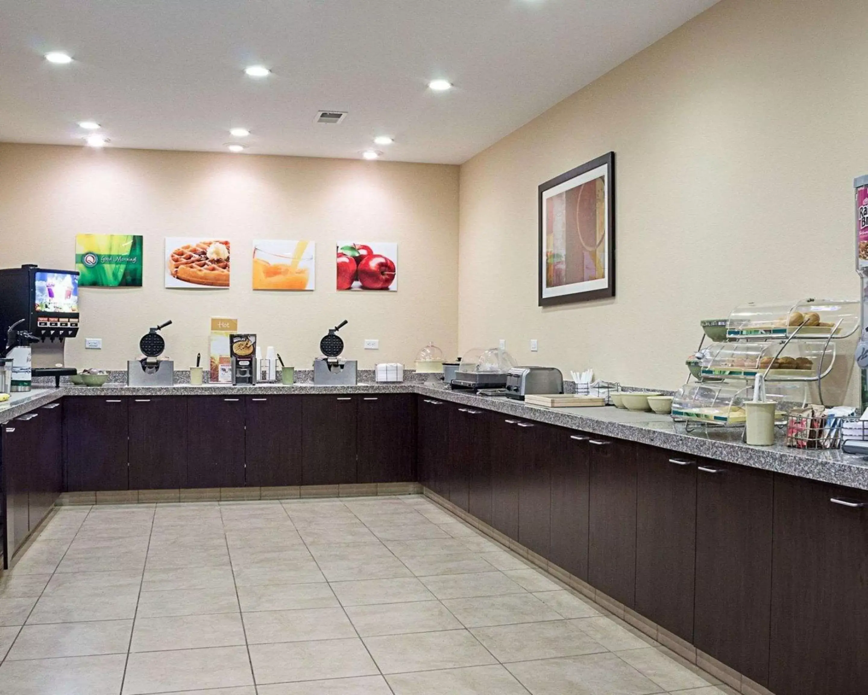 Restaurant/Places to Eat in Quality Inn & Suites