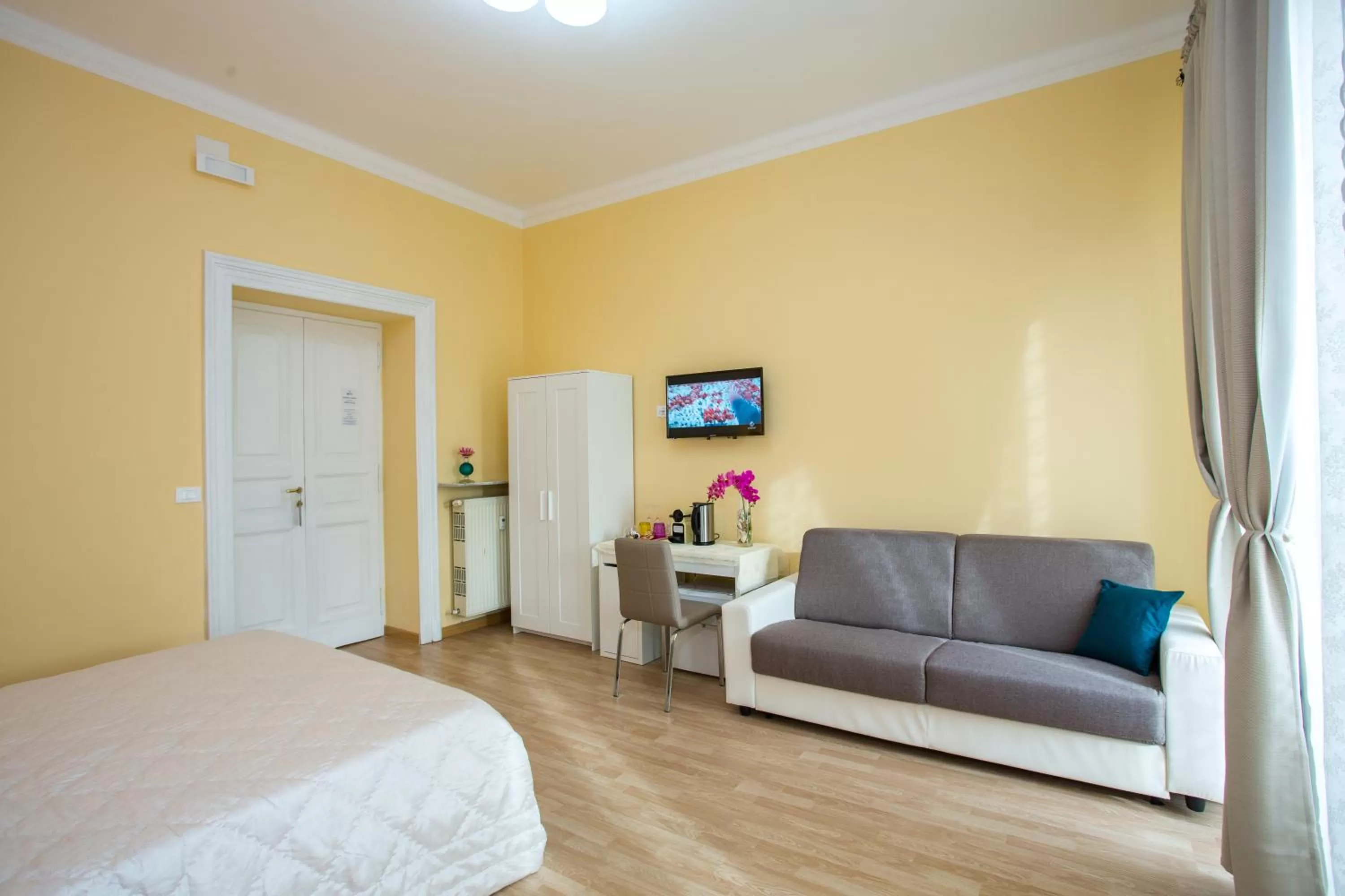 Shower, Bed in BQ House Castello Luxury Rooms