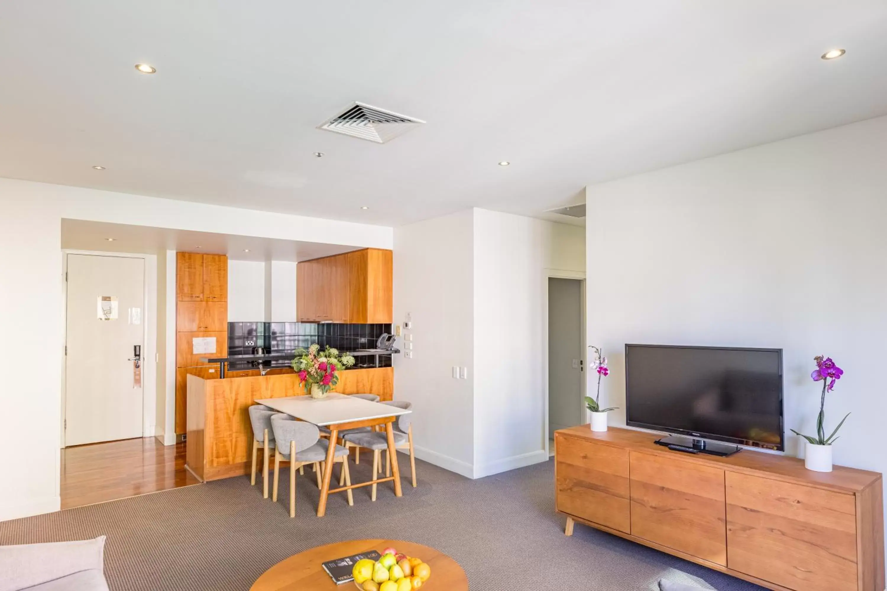 Living room, TV/Entertainment Center in Seasons Botanic Gardens