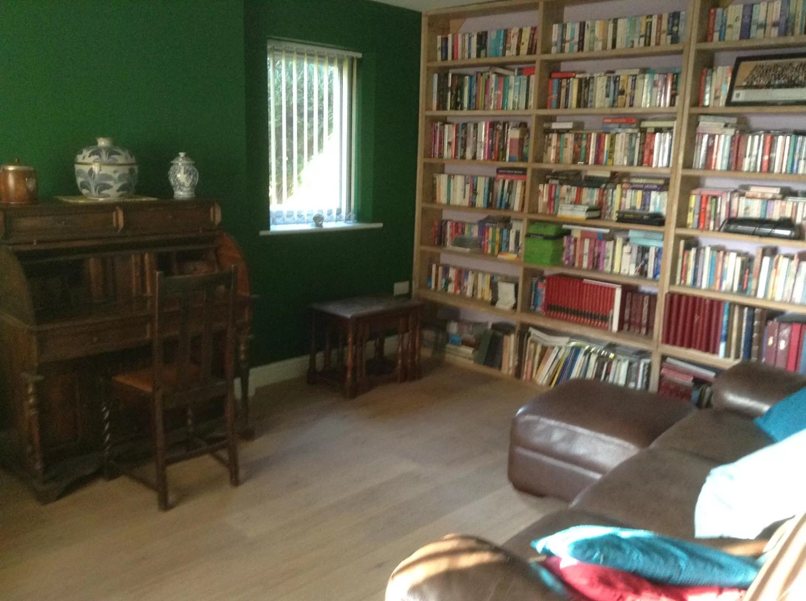 Property building, Library in B&B Dorwyn Manor