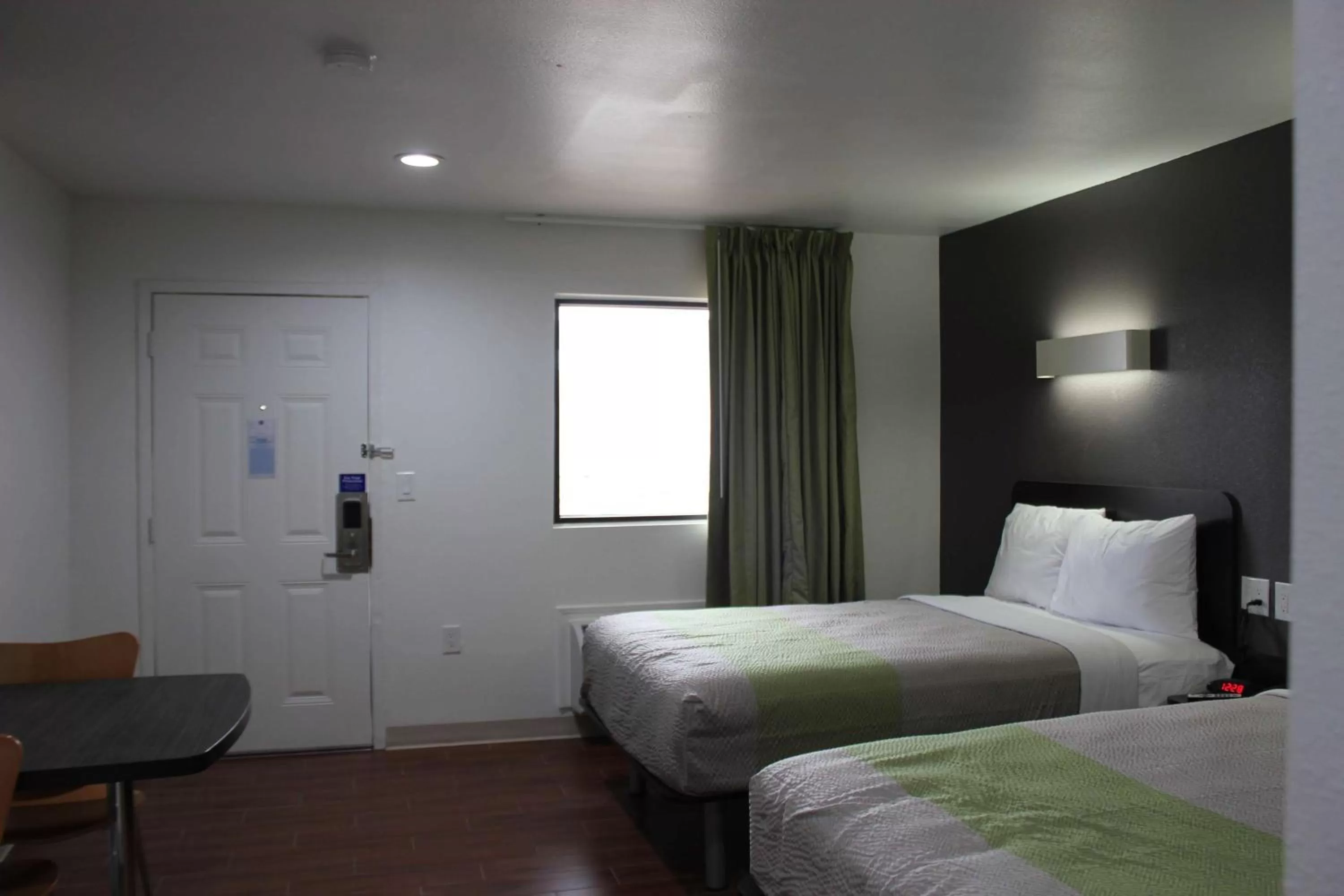 Photo of the whole room, Bed in Studio 6-Houston, TX - East