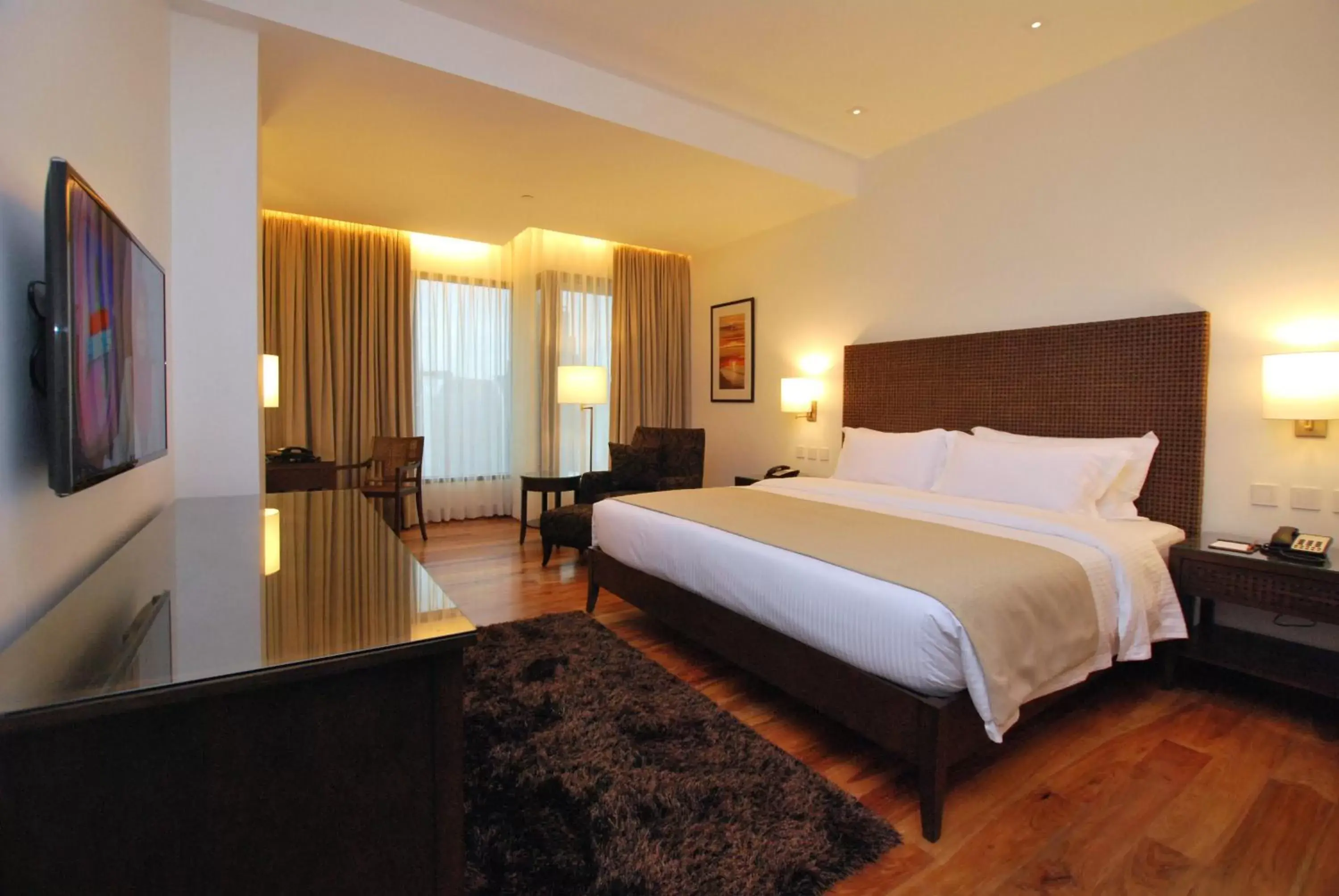 Deluxe King Room in City Garden Grand Hotel