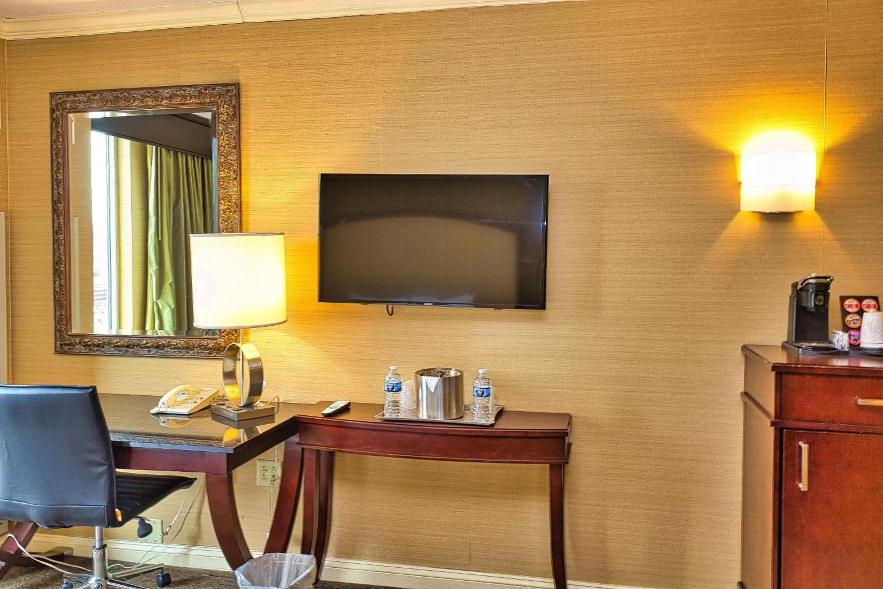 Bedroom, TV/Entertainment Center in Wyndham Grand Pittsburgh