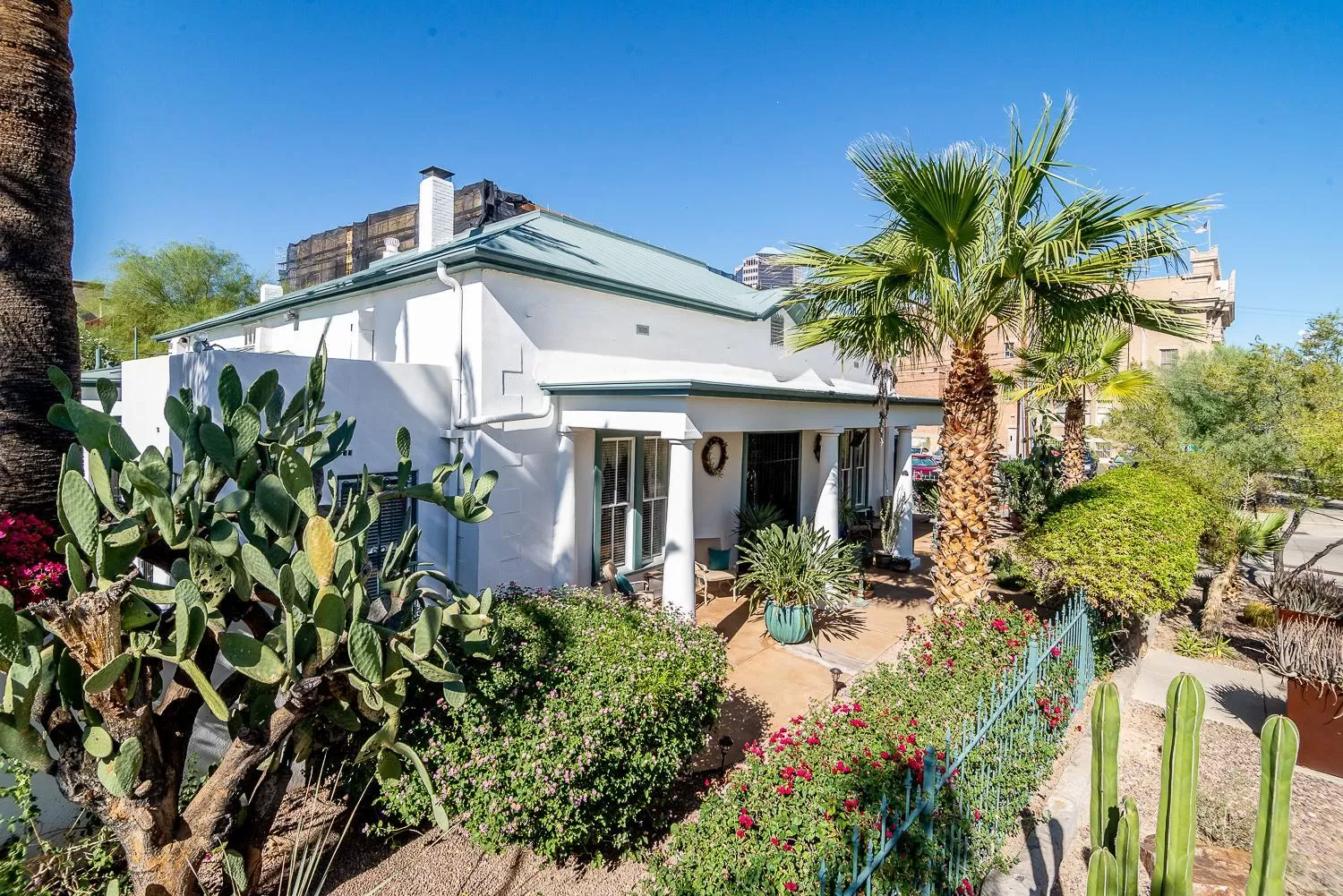 Facade/entrance in The Blenman Inn