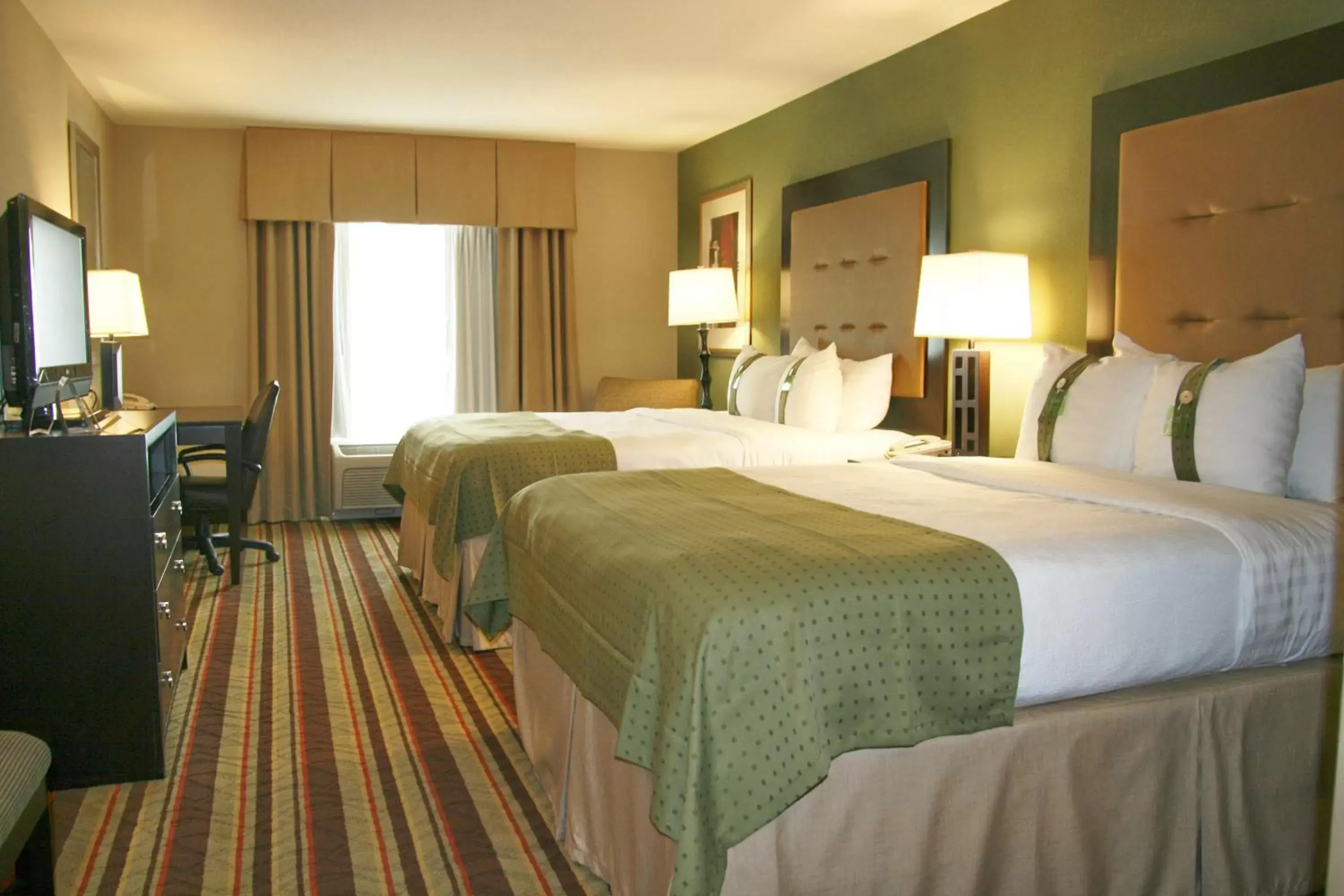 Photo of the whole room, Bed in Holiday Inn Blytheville, an IHG Hotel