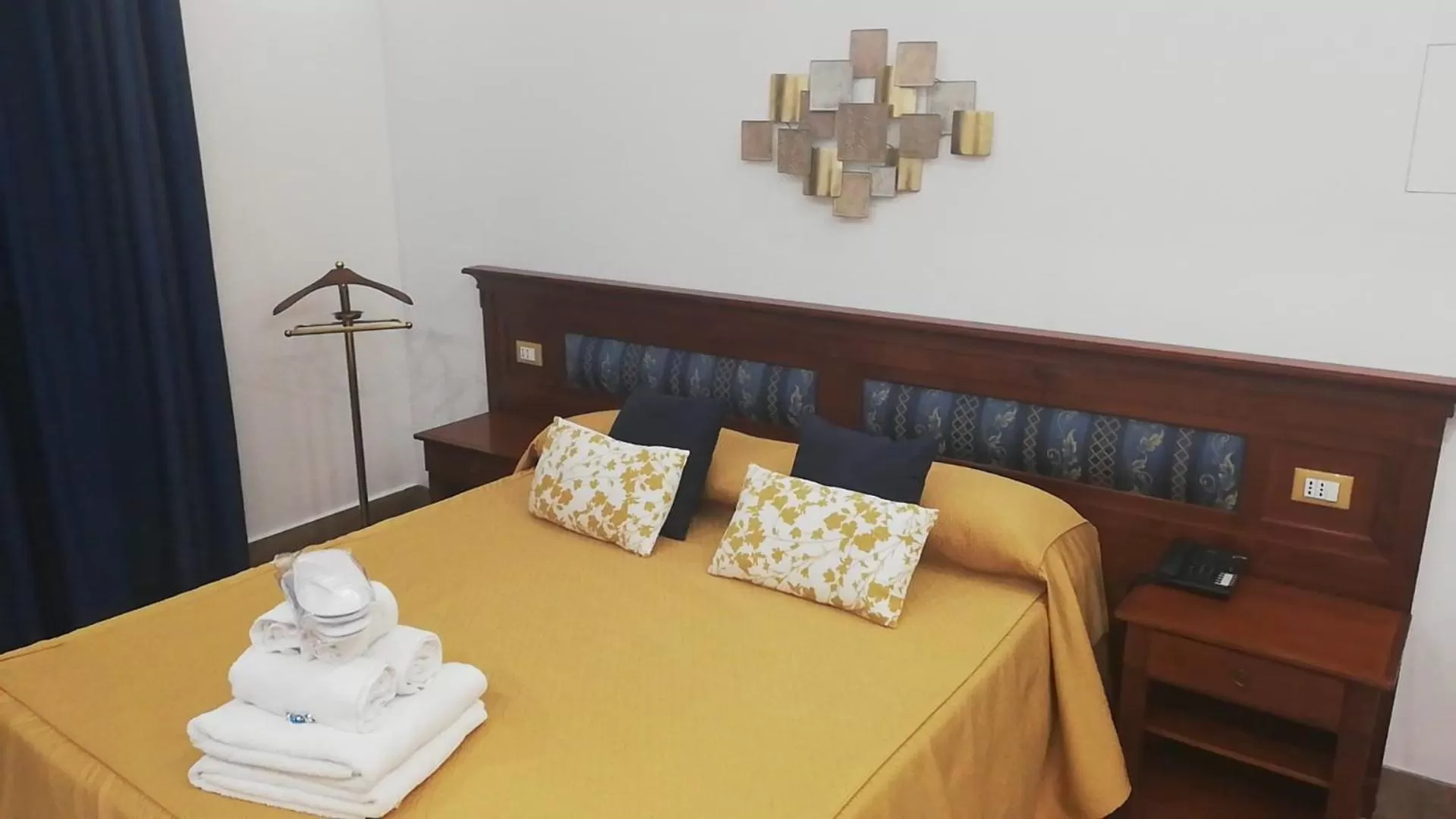 Bedroom, Bed in Hotel Tonic