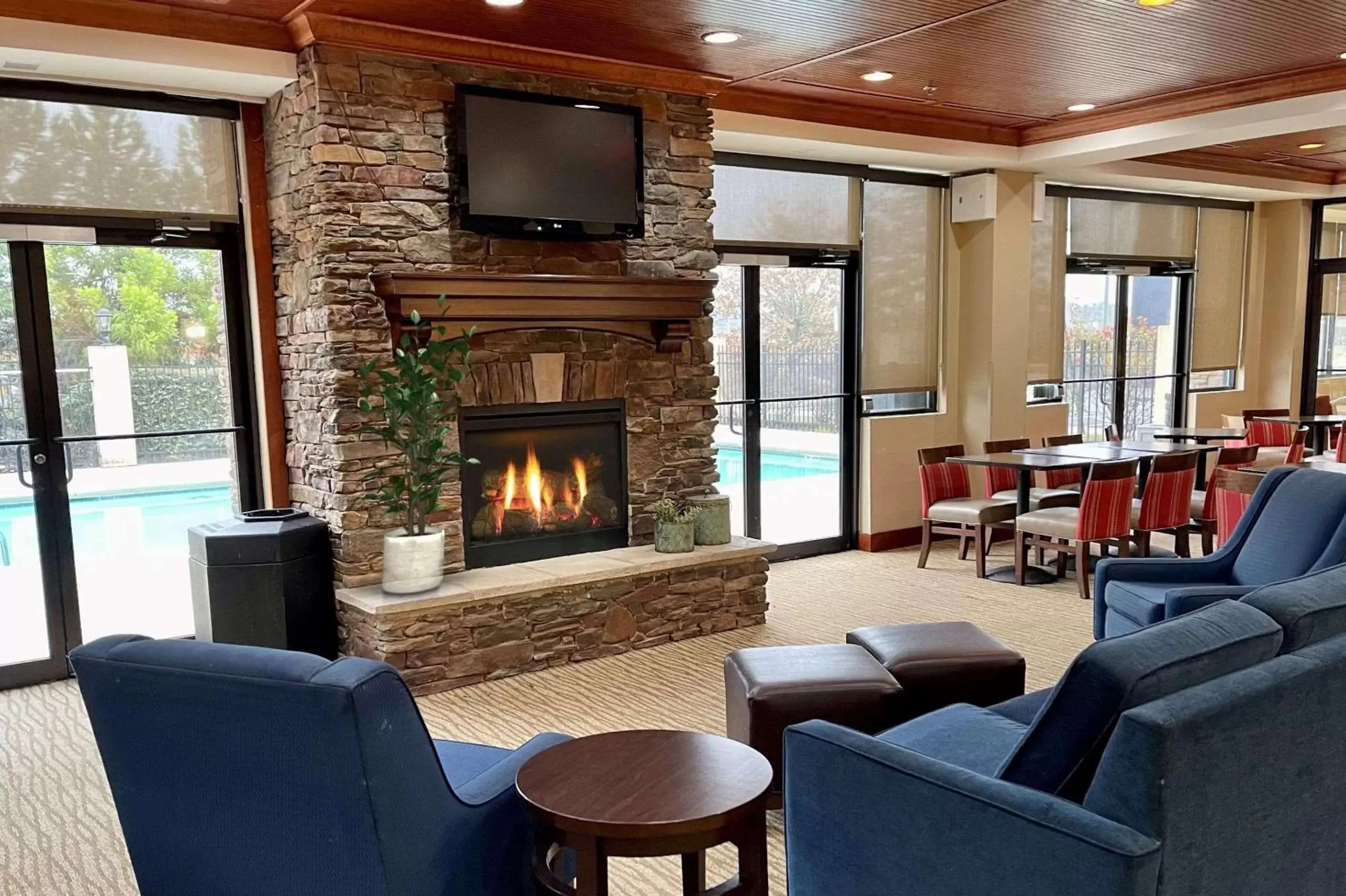 Lobby or reception, Lounge/Bar in Comfort Suites Augusta Riverwatch
