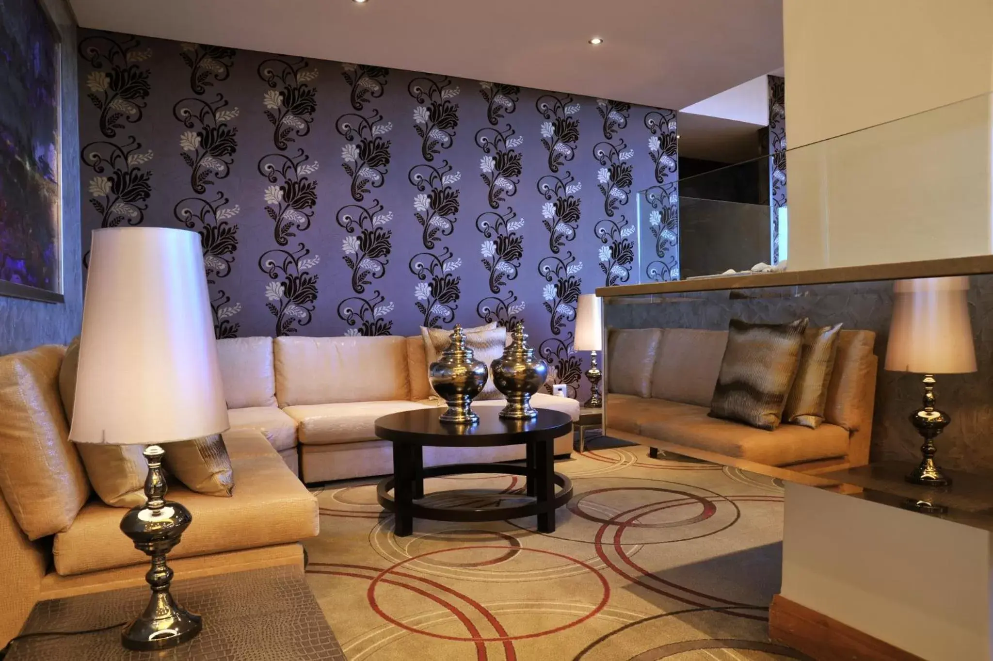 Lounge or bar, Seating Area in Holiday Inn Johannesburg-Rosebank, an IHG Hotel