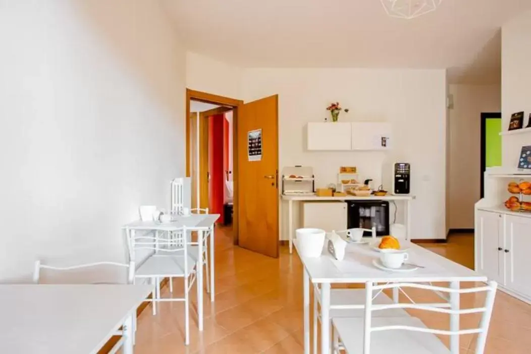 Breakfast, Dining Area in B&B Le Palme