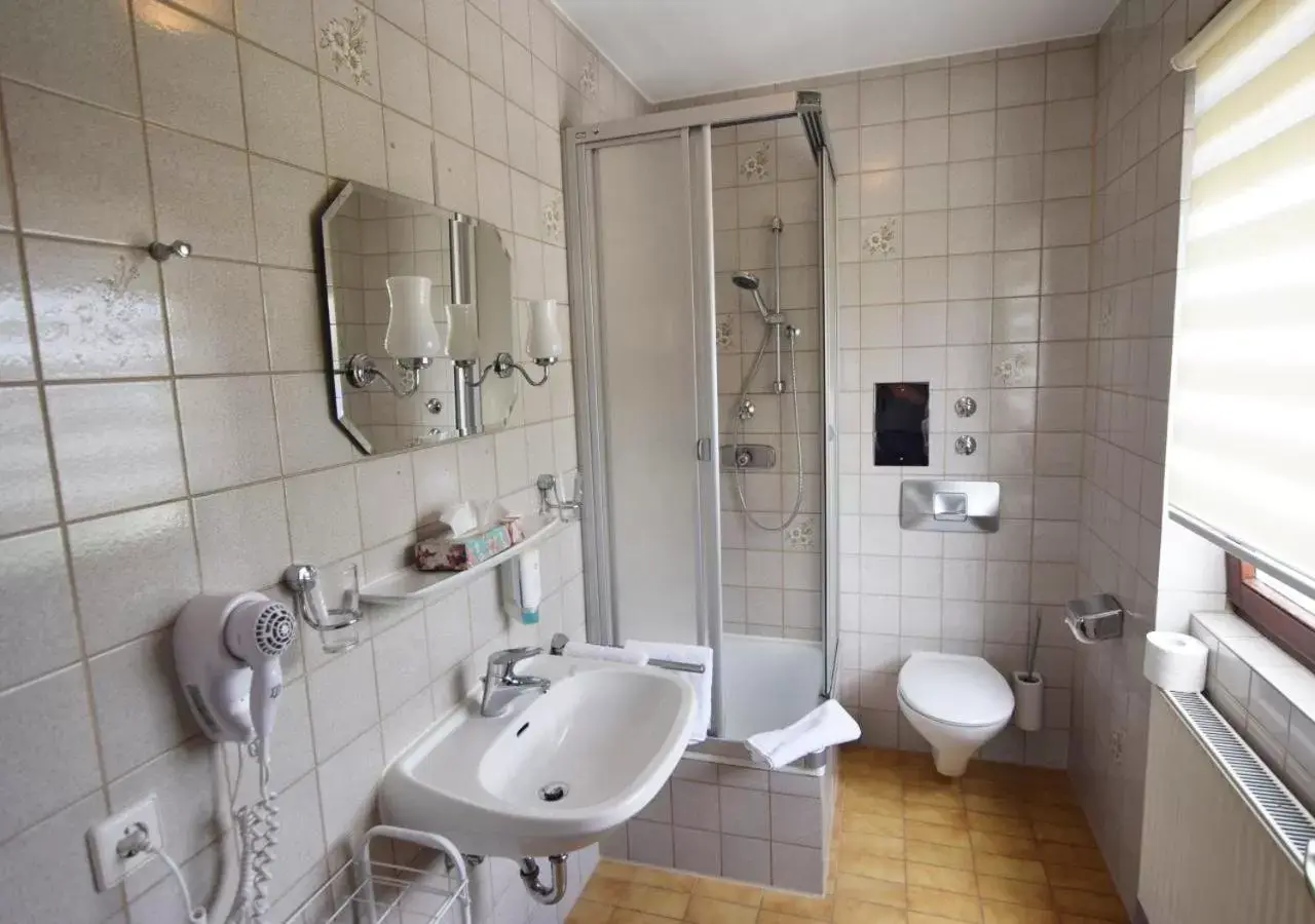 Photo of the whole room, Bathroom in Hotel Alena - Kontaktlos Check-In