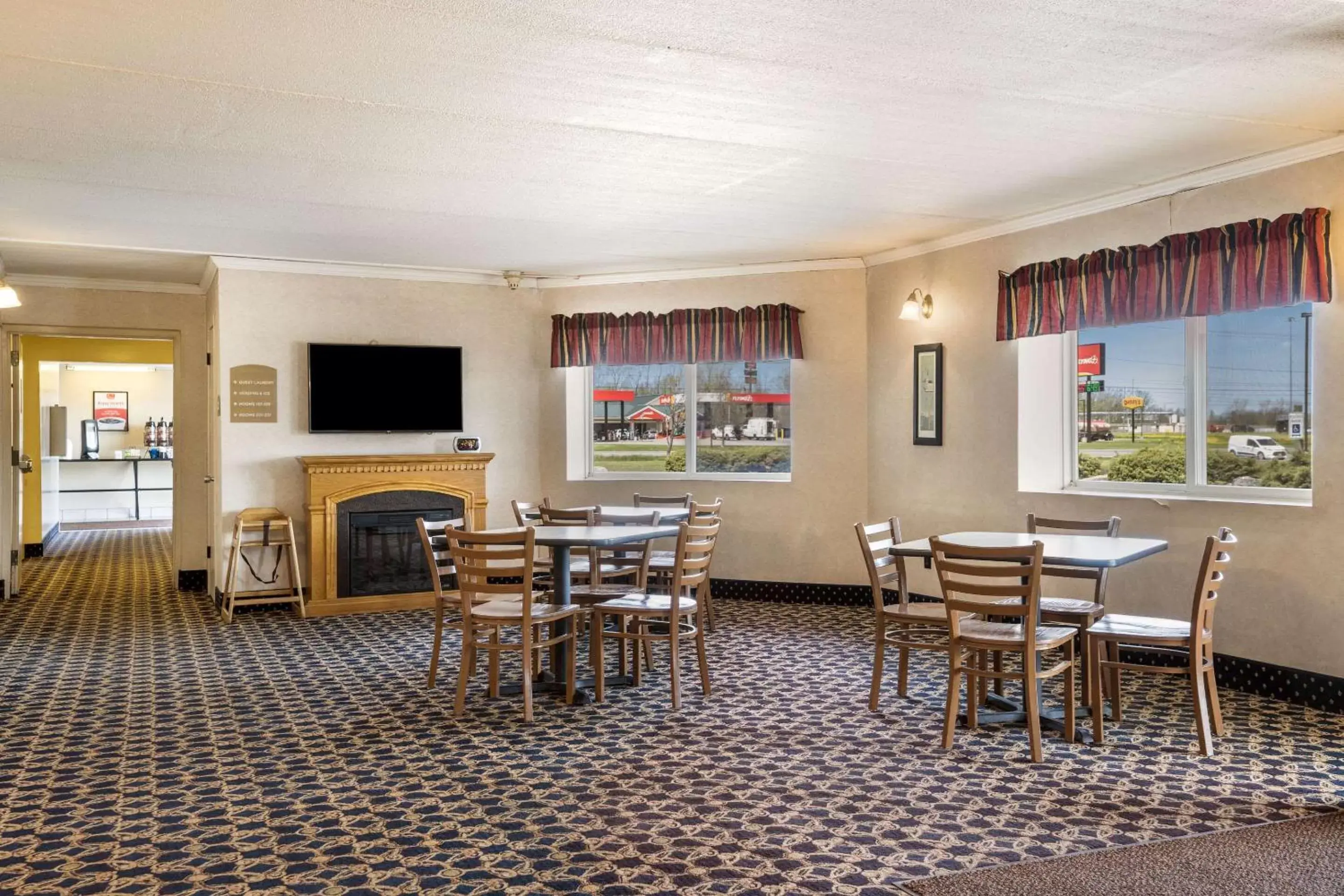Lobby or reception, Lounge/Bar in Econo Lodge Darien Lakes