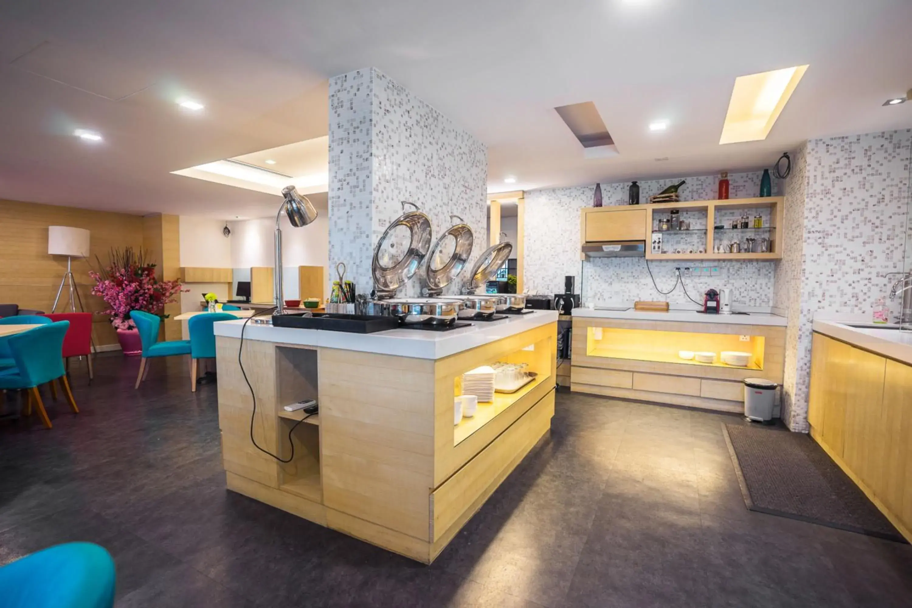 Lounge or bar, Kitchen/Kitchenette in Crystal Crown Hotel Petaling Jaya