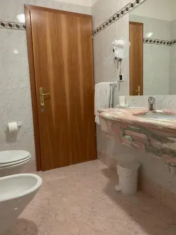 Bathroom in Garni Enrosadira