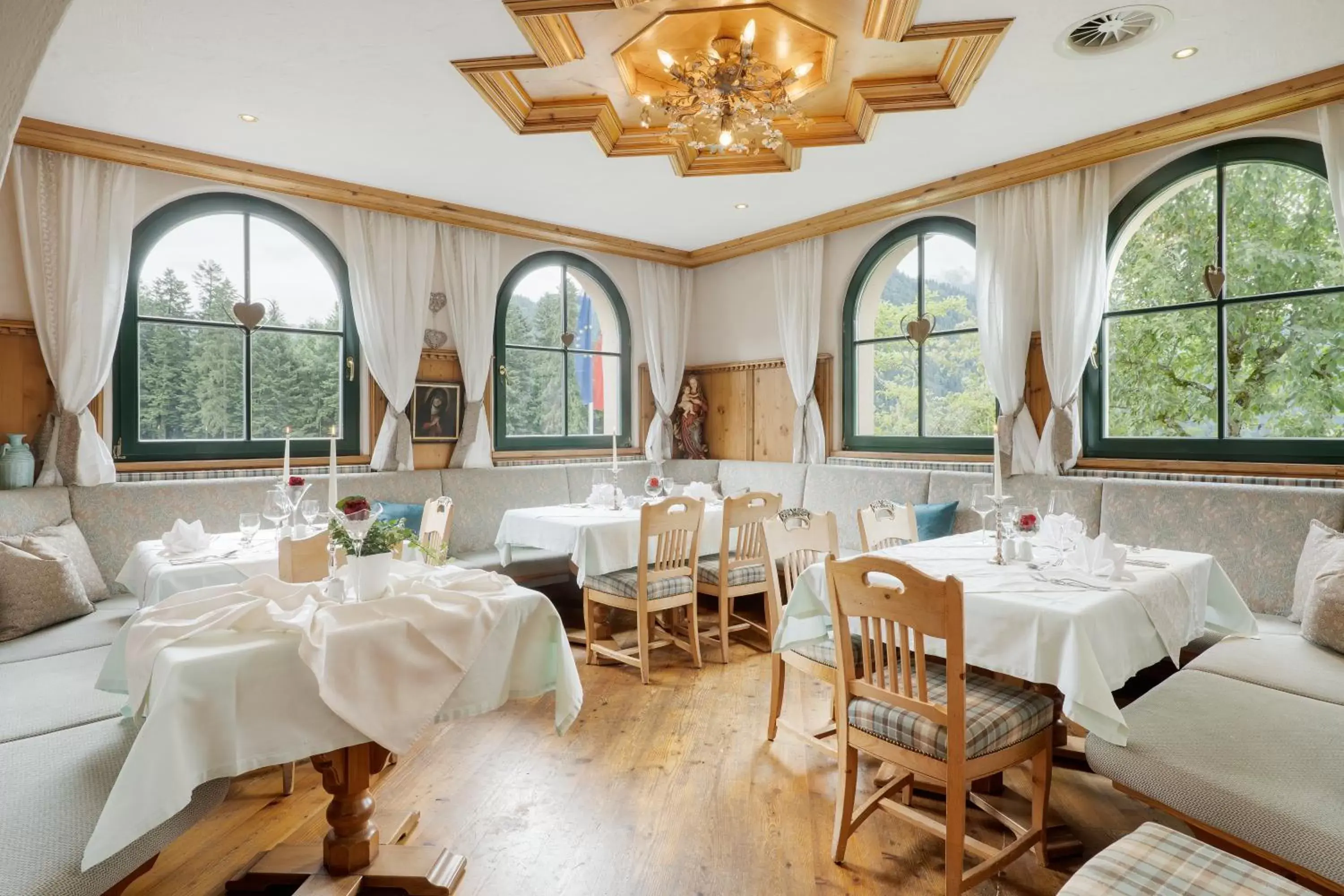 Restaurant/Places to Eat in Hotel AlpenSchlössl