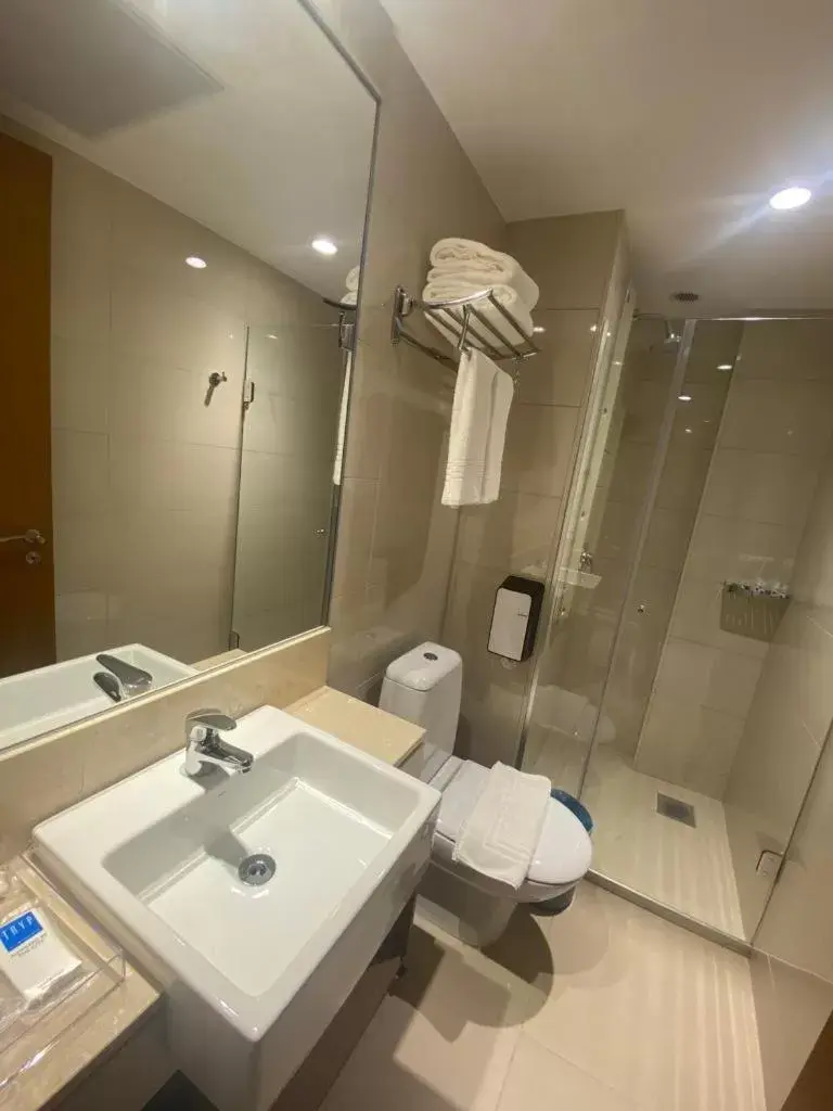 Bathroom in Tryp by Wyndham Brasília Nações