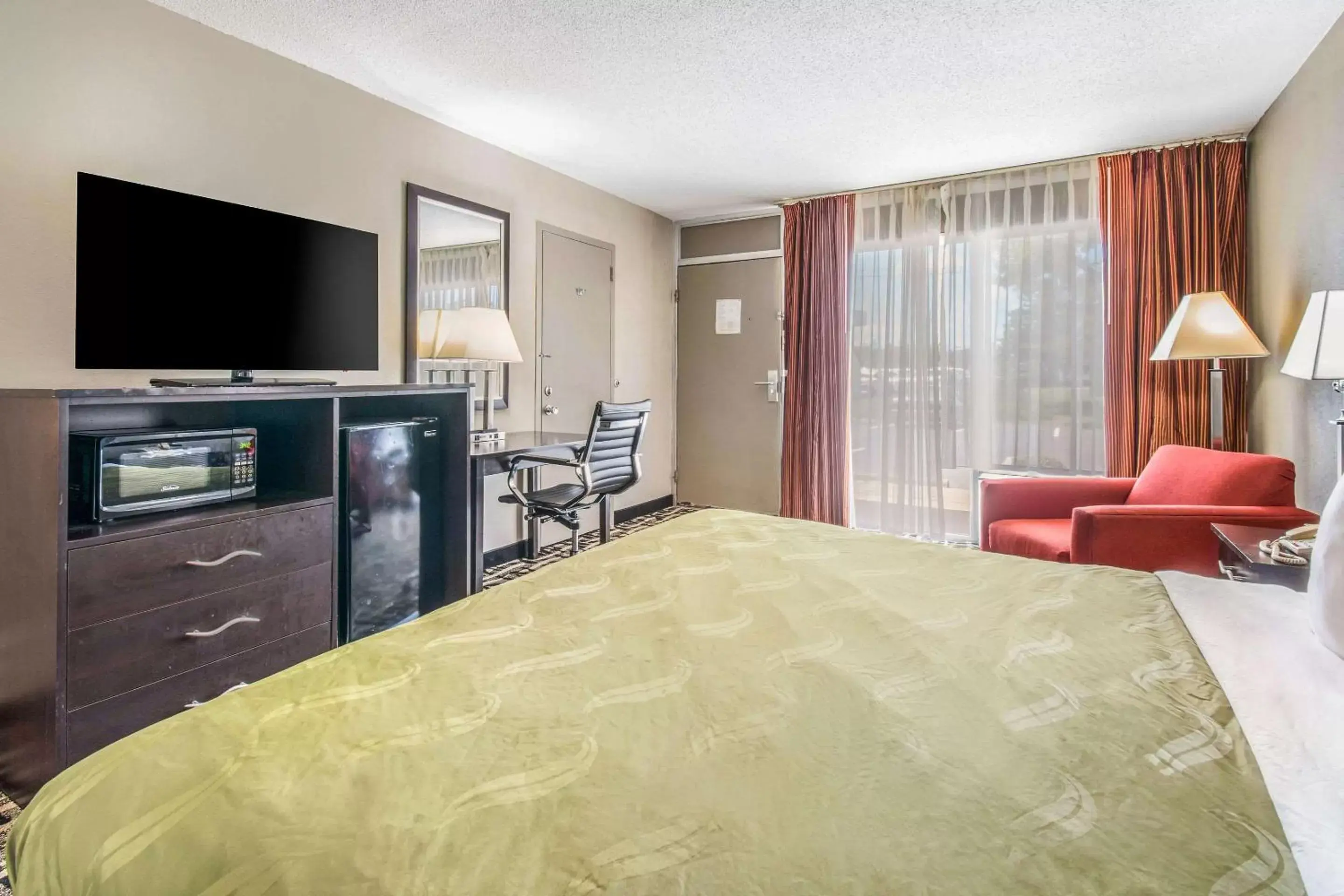 Photo of the whole room, TV/Entertainment Center in Quality Inn & Suites York