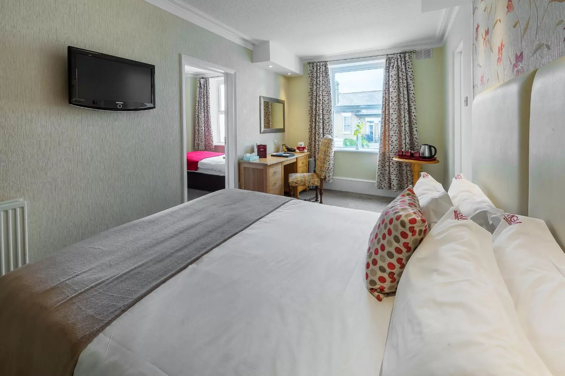 Bedroom, Bed in Muthu Westcliff Hotel (Near London Southend Airport)