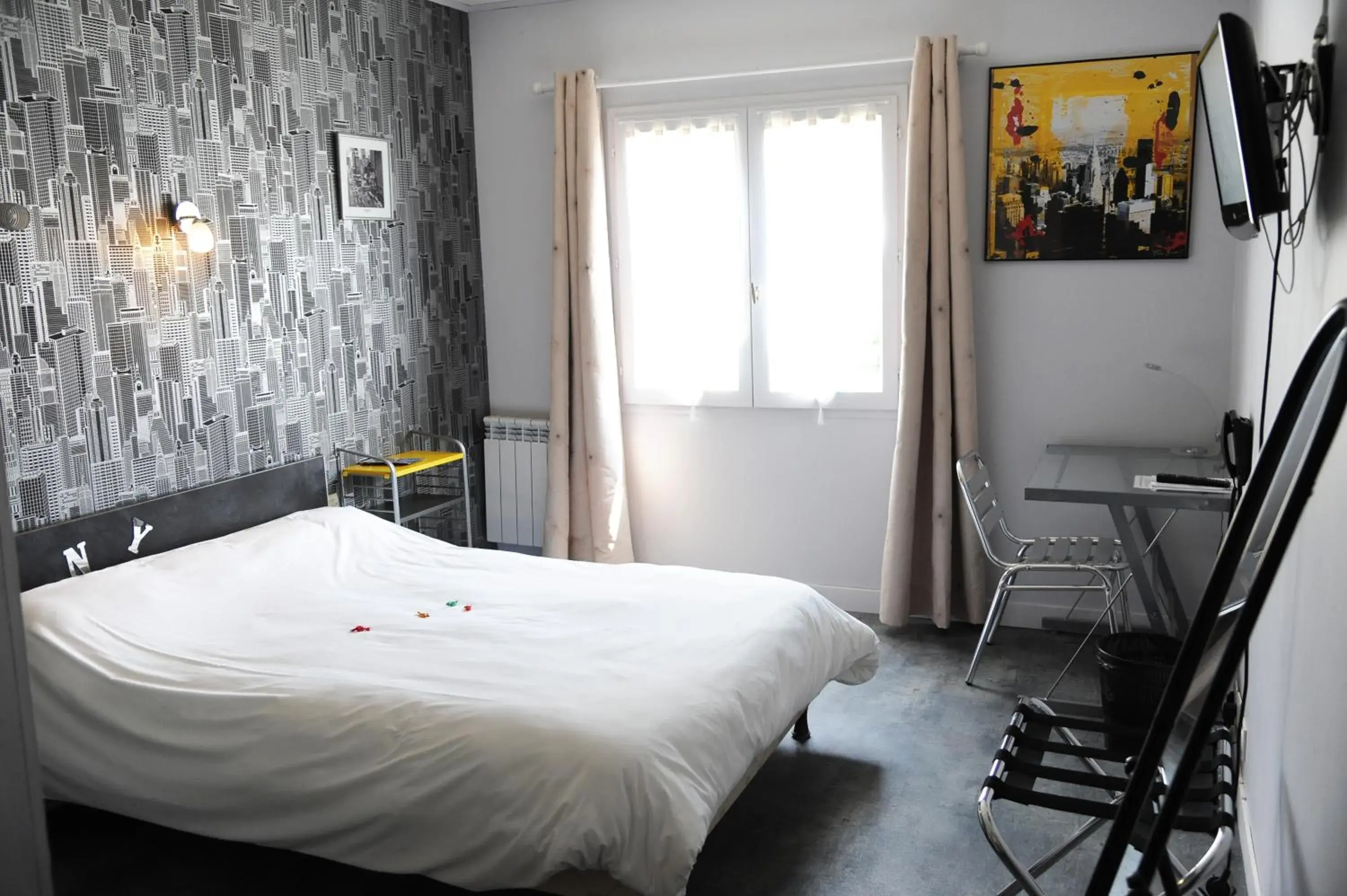 Photo of the whole room, Bed in H¿tel Restaurant Le Relais de l'Estuaire