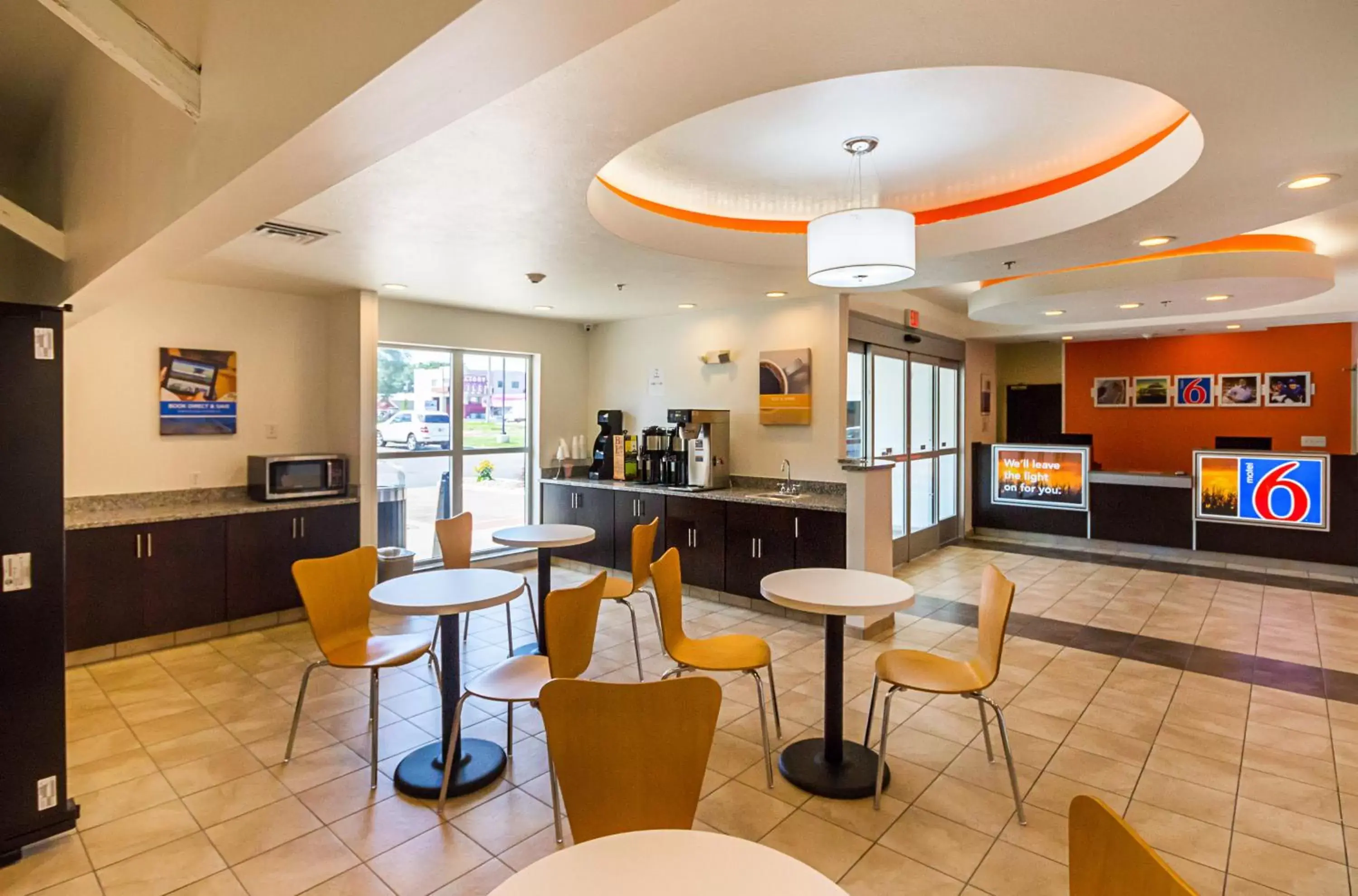Lobby or reception, Lounge/Bar in Motel 6-South Bend, IN - Mishawaka