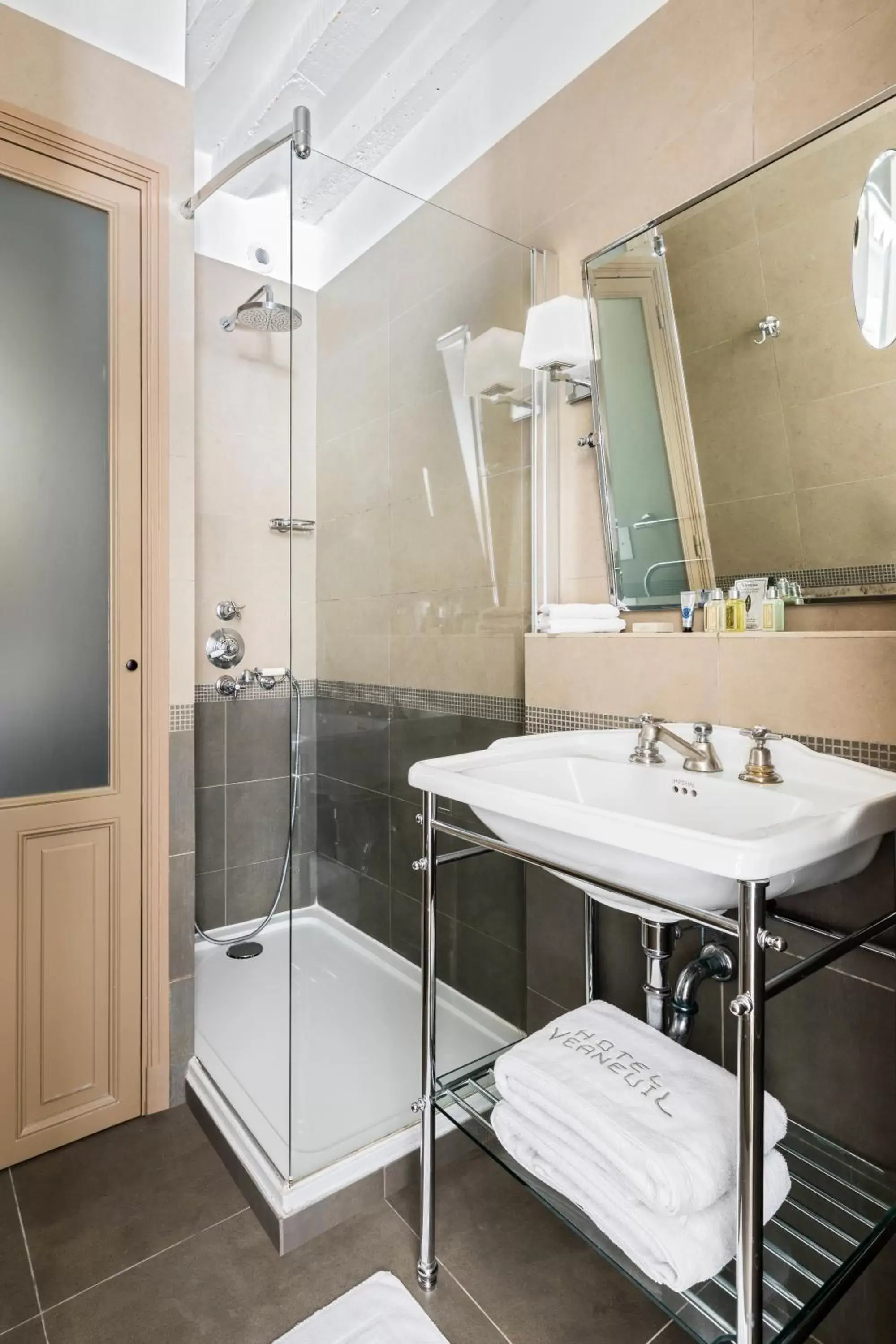 Bathroom in Hotel Verneuil Saint Germain