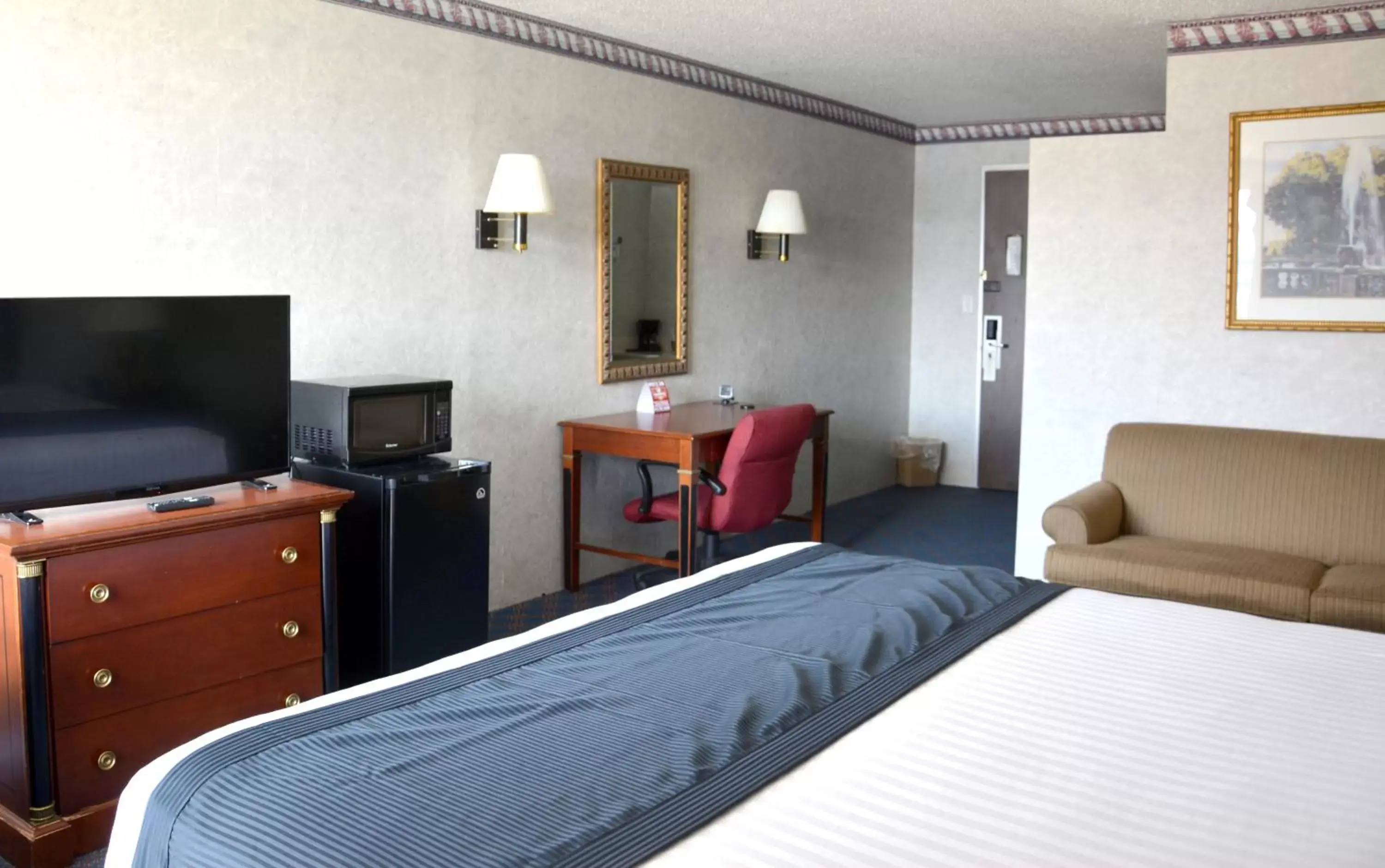 Bed, TV/Entertainment Center in Travelodge by Wyndham Milwaukee