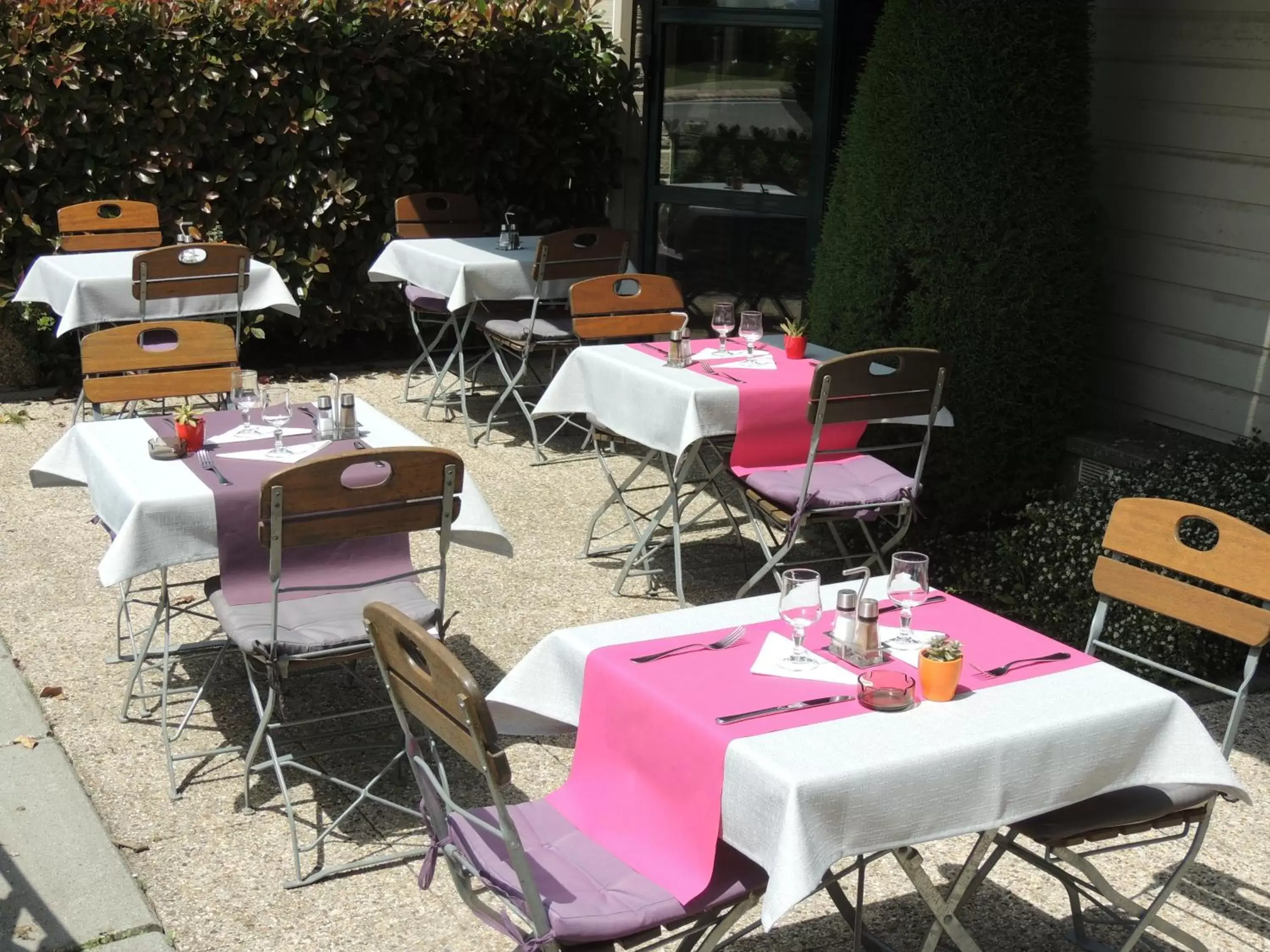 Patio, Restaurant/Places to Eat in The Originals City, Hôtel Annecy Aéroport (Inter-Hotel)