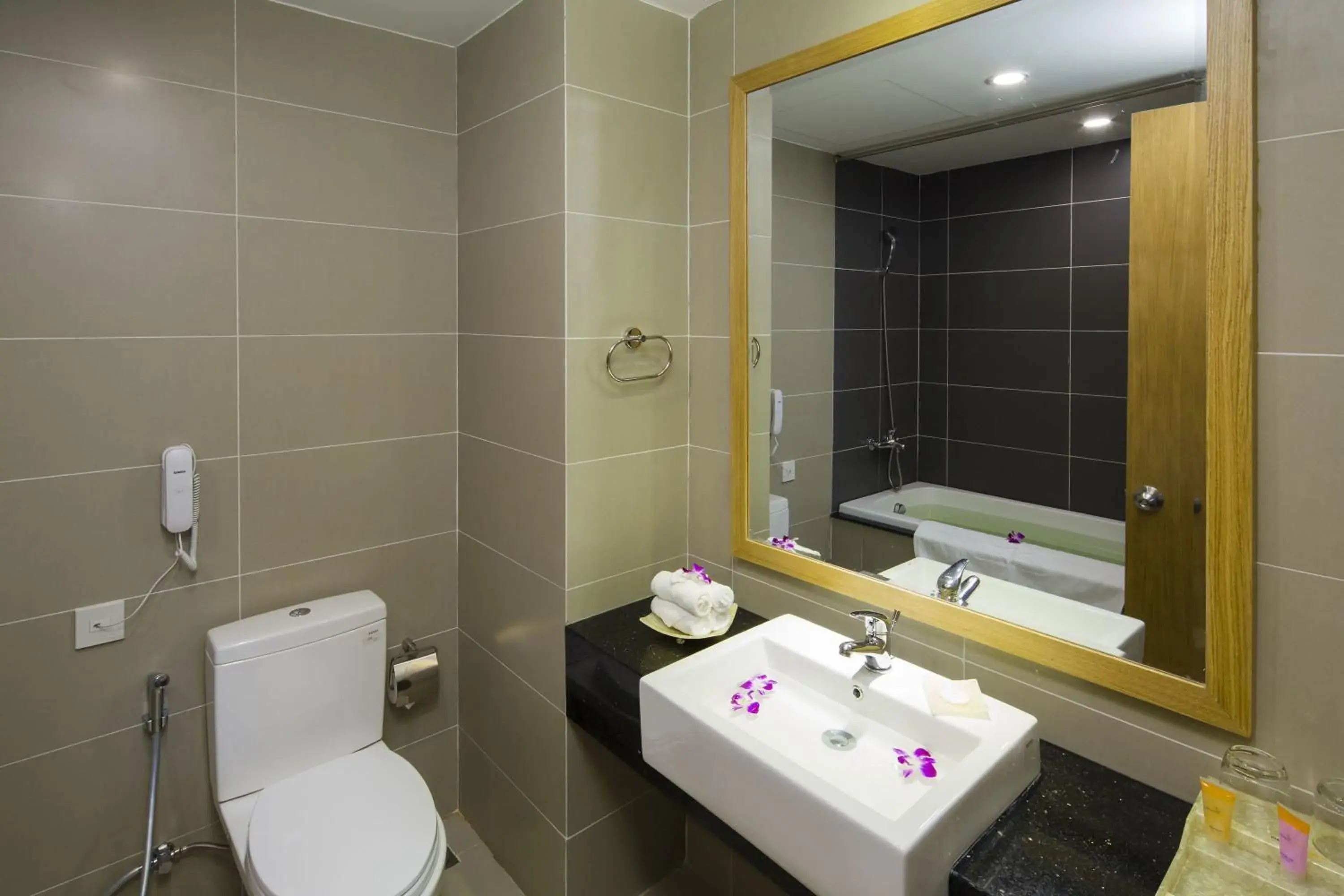 Toilet, Bathroom in Dendro Gold Hotel