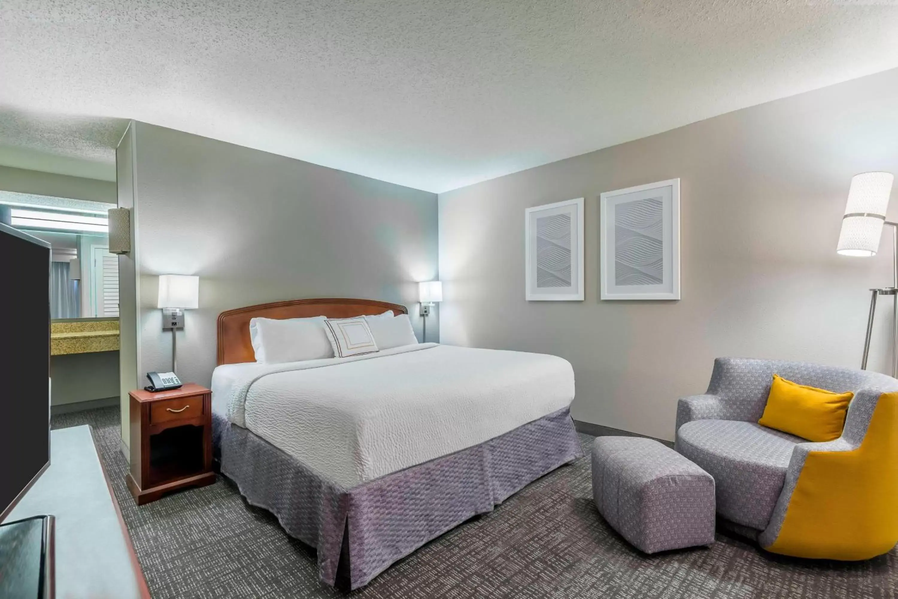 Photo of the whole room, Bed in Courtyard by Marriott Chattanooga Downtown