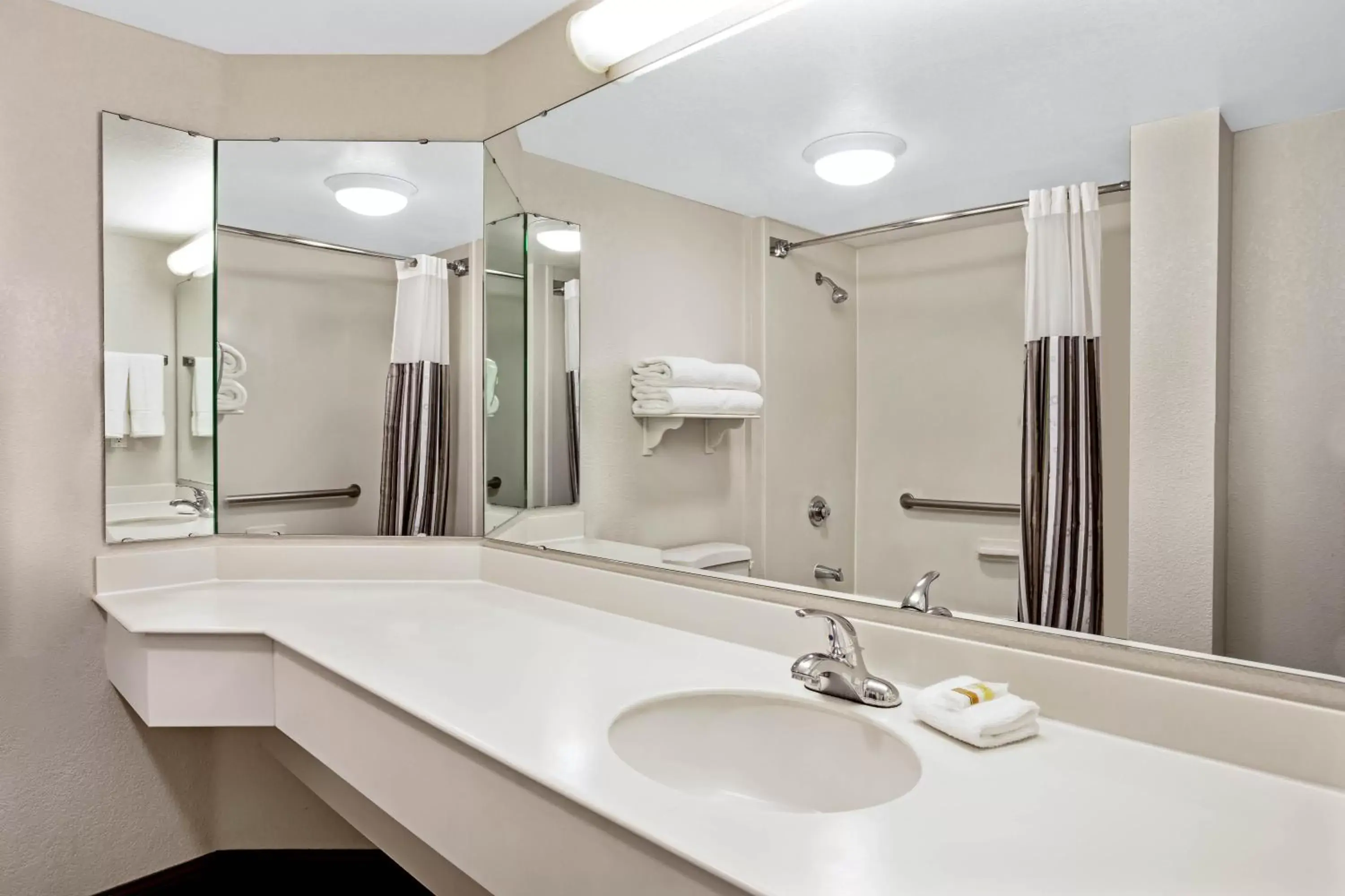 Bathroom in La Quinta by Wyndham Charleston Riverview