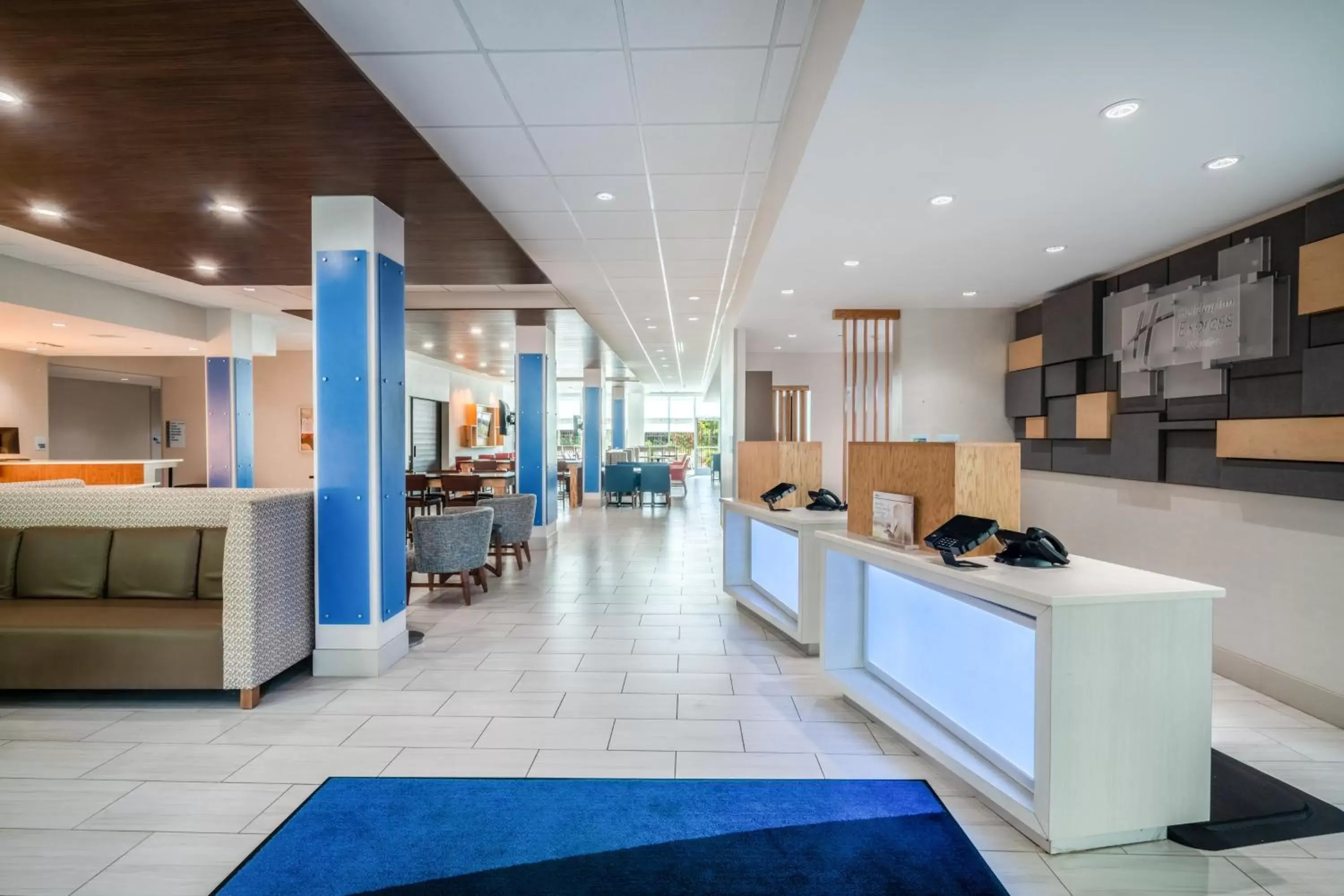 Lobby or reception in Holiday Inn Express & Suites Atlanta Airport NE - Hapeville, an IHG Hotel