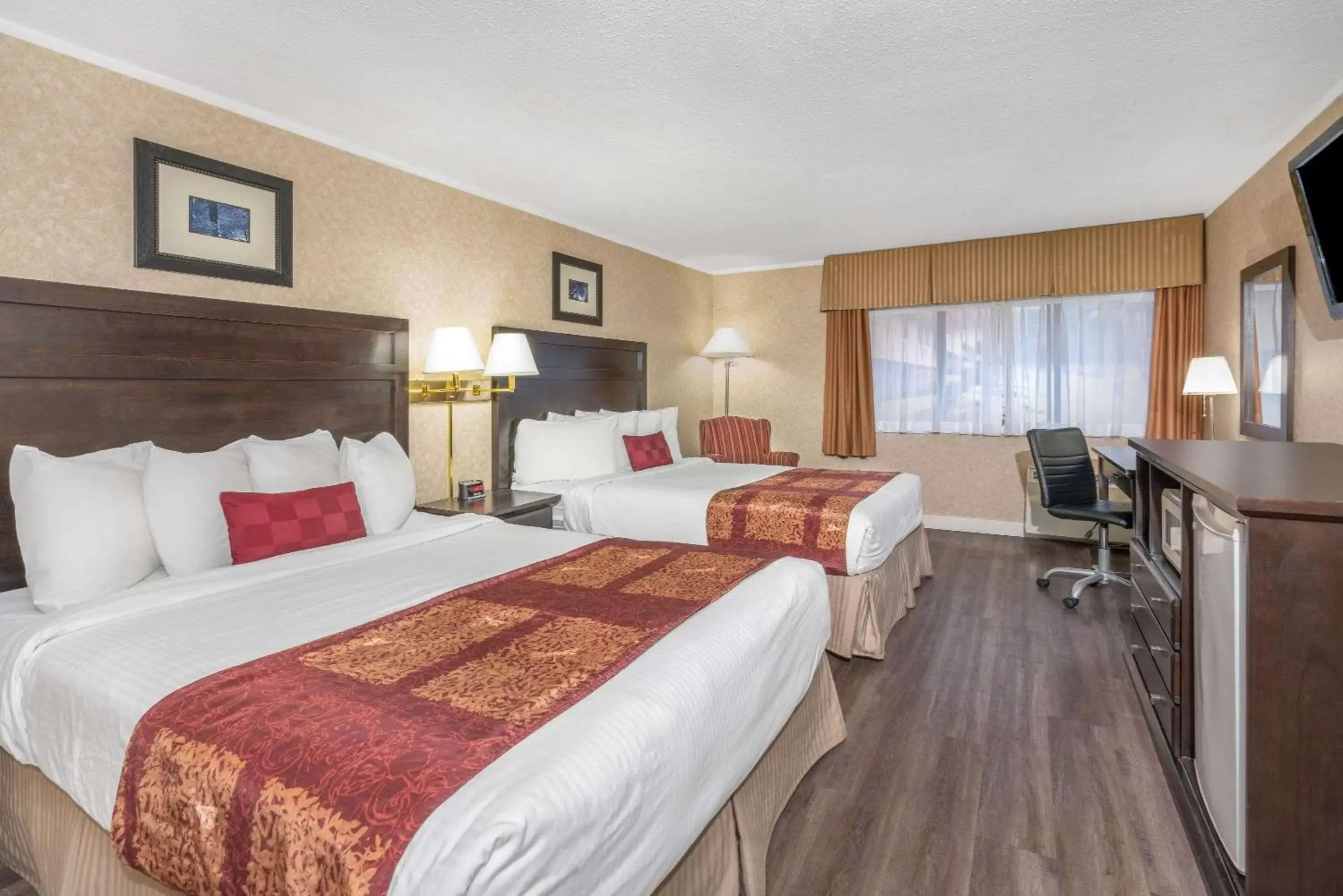 Photo of the whole room, Bed in Ramada by Wyndham Coquitlam