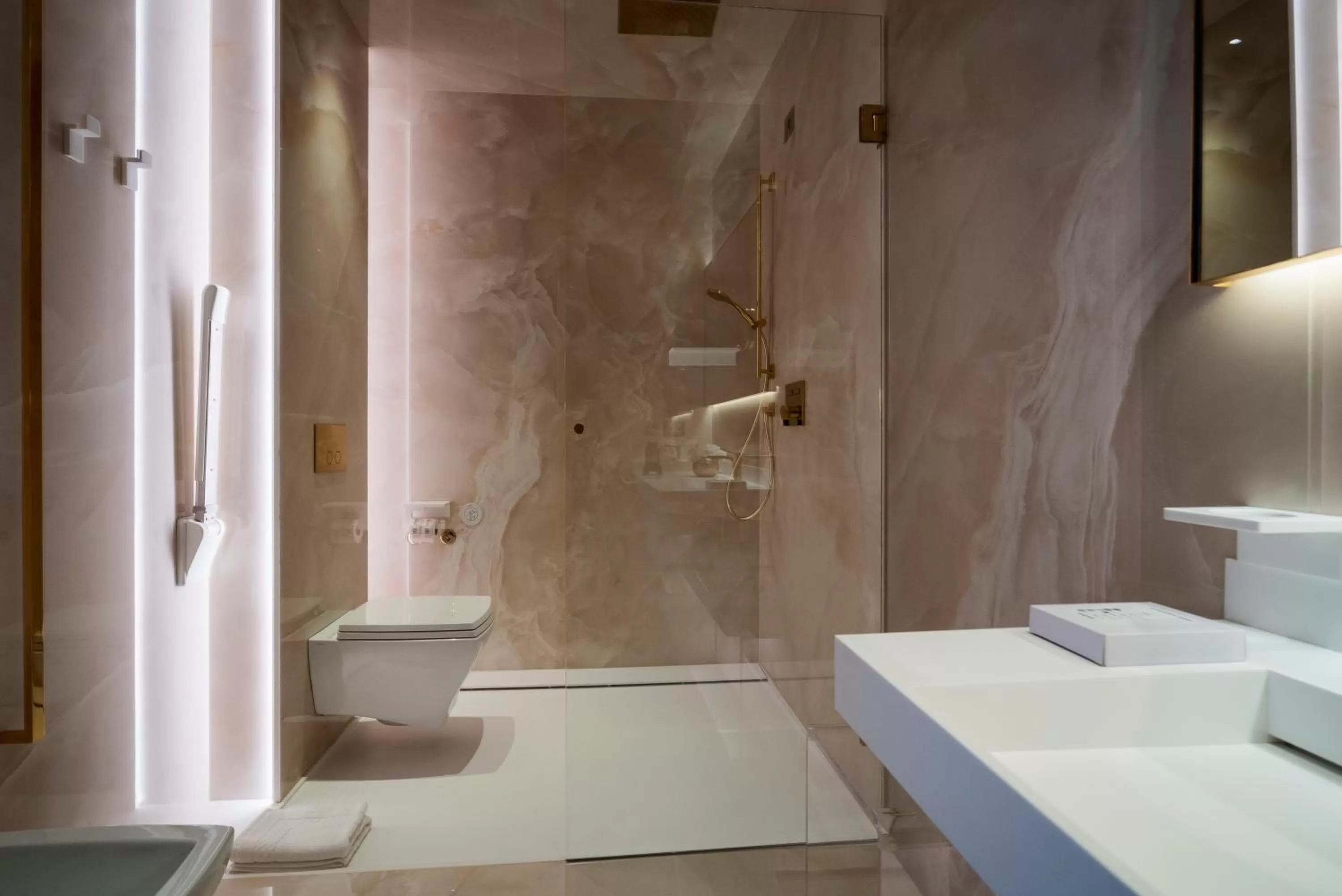 Shower in The Promenade Luxury Wellness Hotel