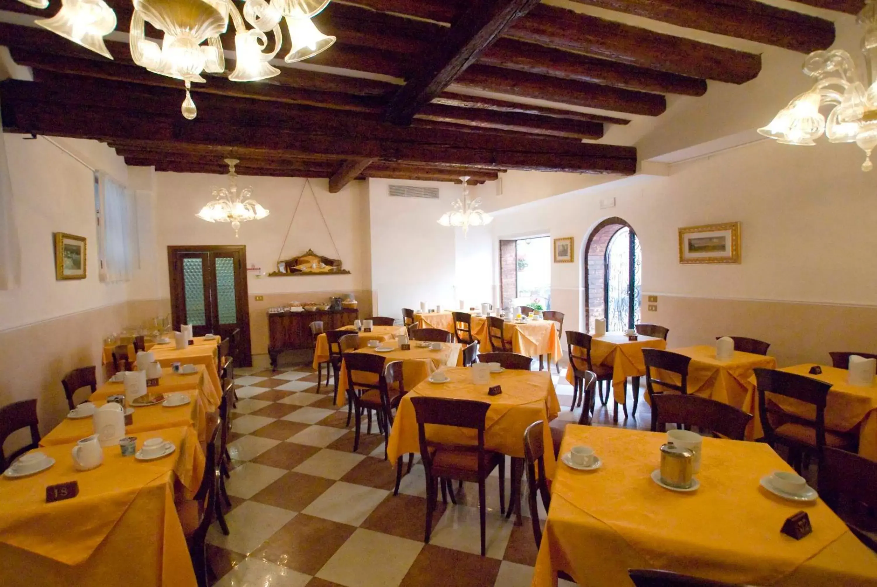 Restaurant/Places to Eat in Hotel Tivoli