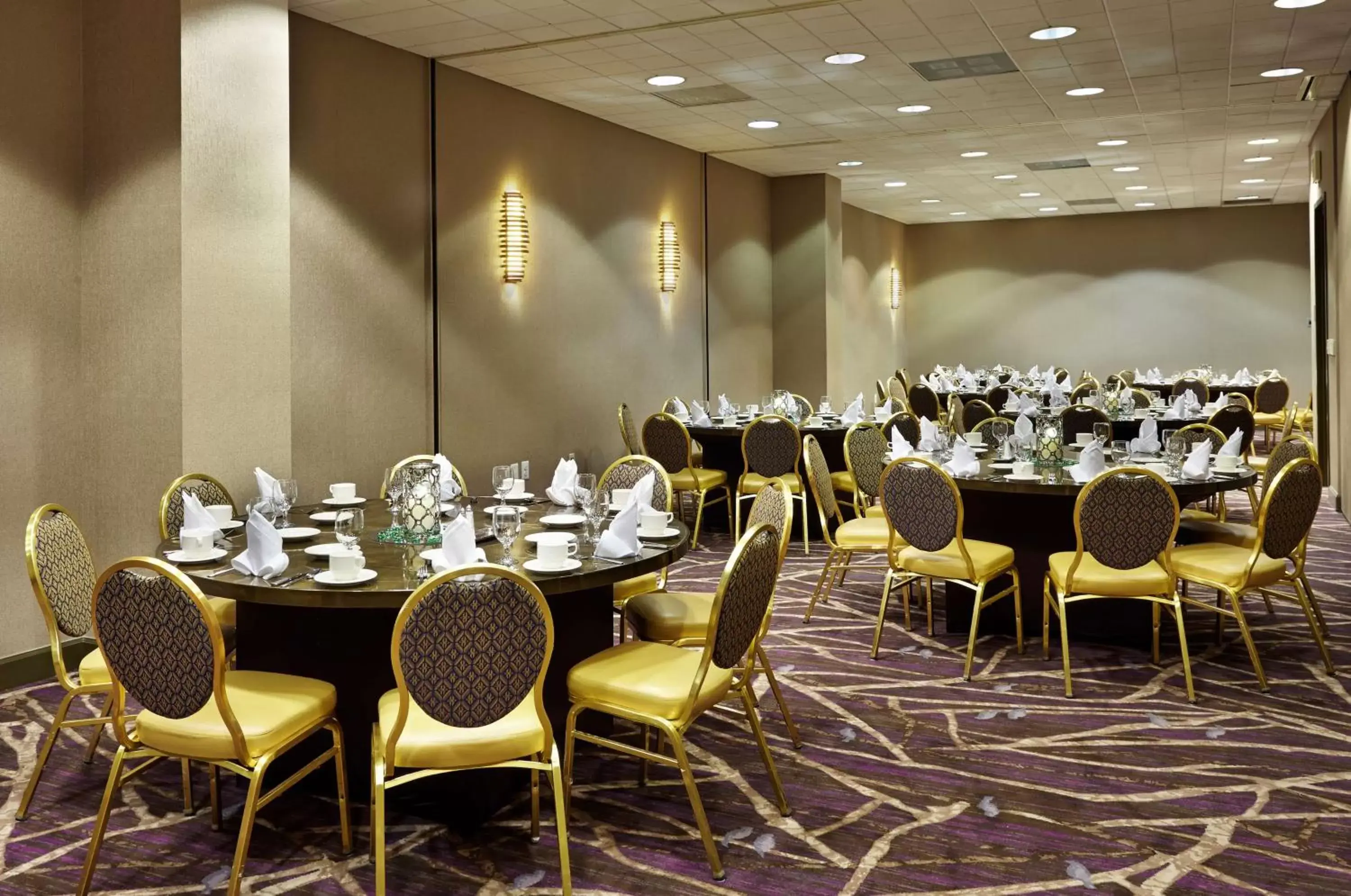 Meeting/conference room, Restaurant/Places to Eat in Embassy Suites by Hilton Crystal City National Airport