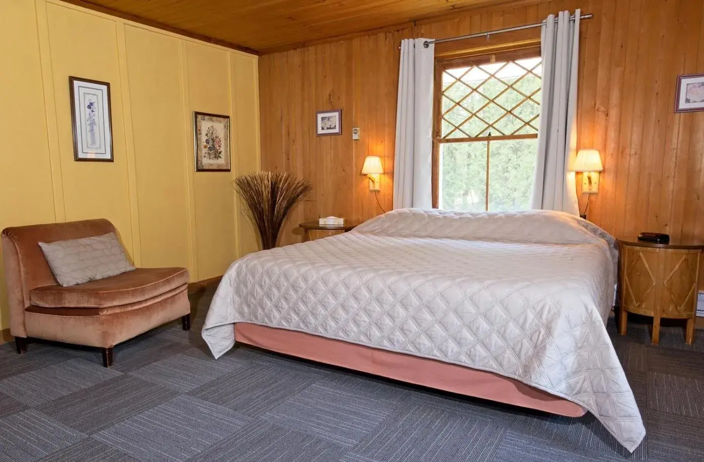 Seating area, Bed in Auberge Les Sources