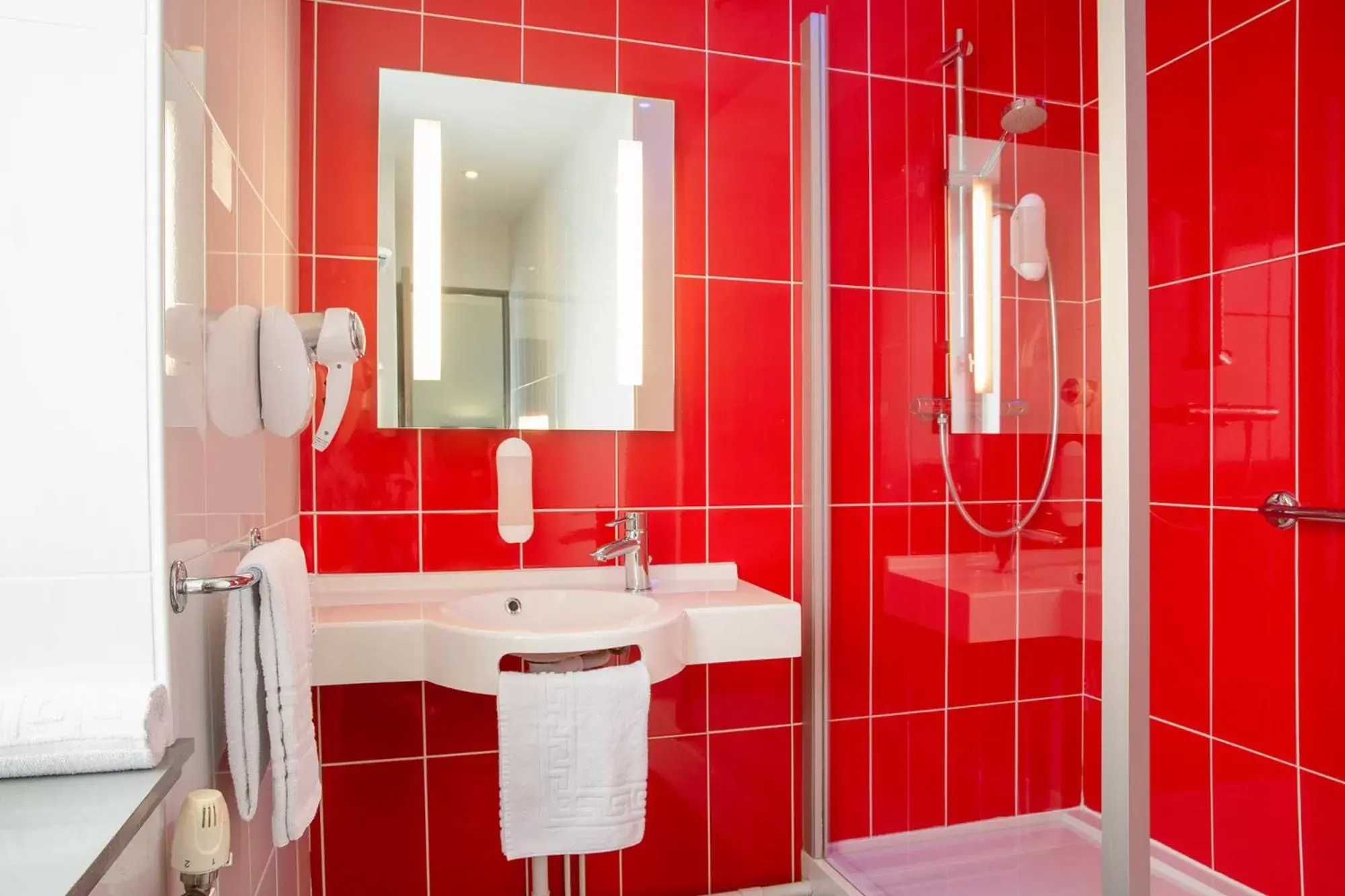 Bathroom in The Originals Access, Hôtel Bourges Gare