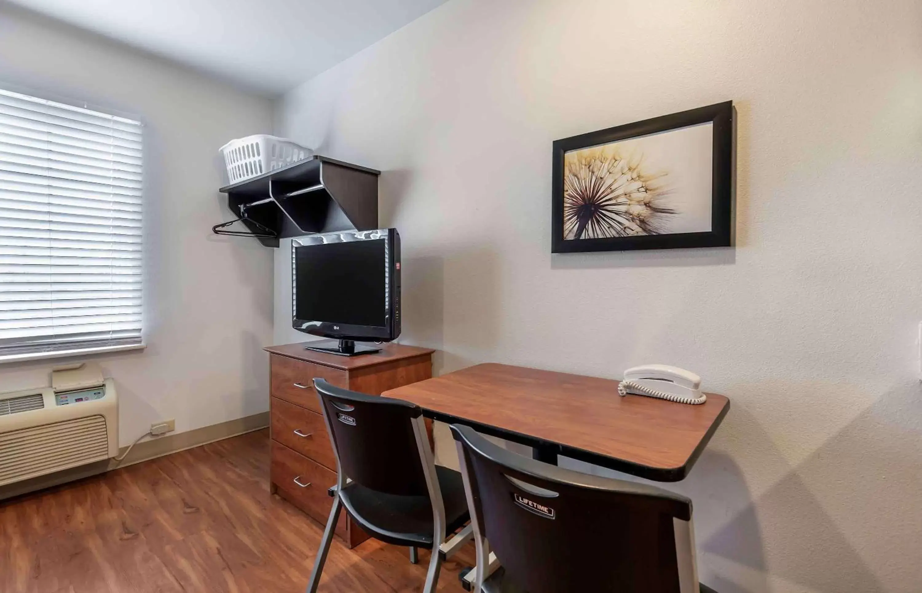 Bedroom, TV/Entertainment Center in Extended Stay America Select Suites - Gainesville