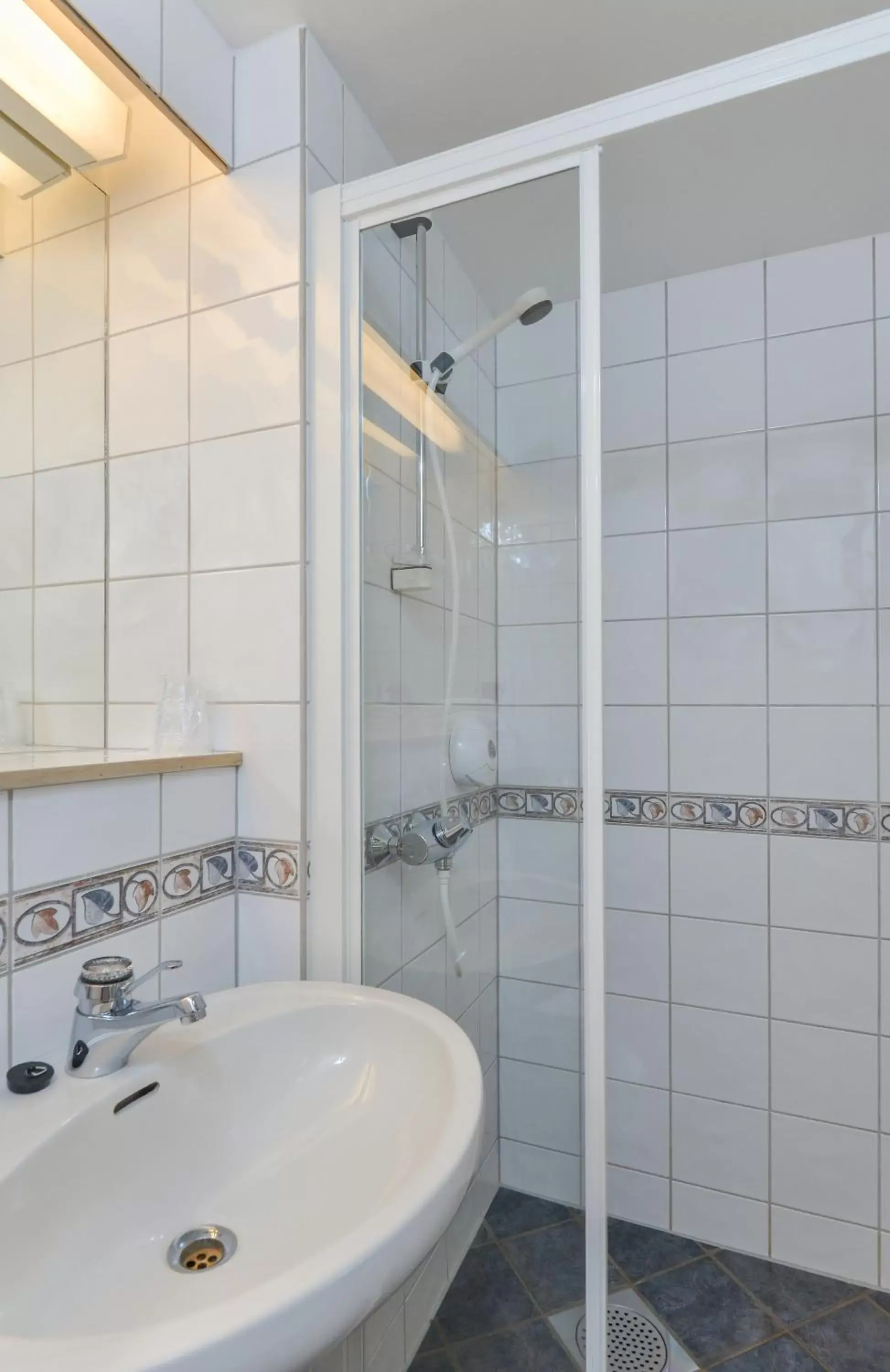 Shower, Bathroom in Thon Partner Hotel Andrikken