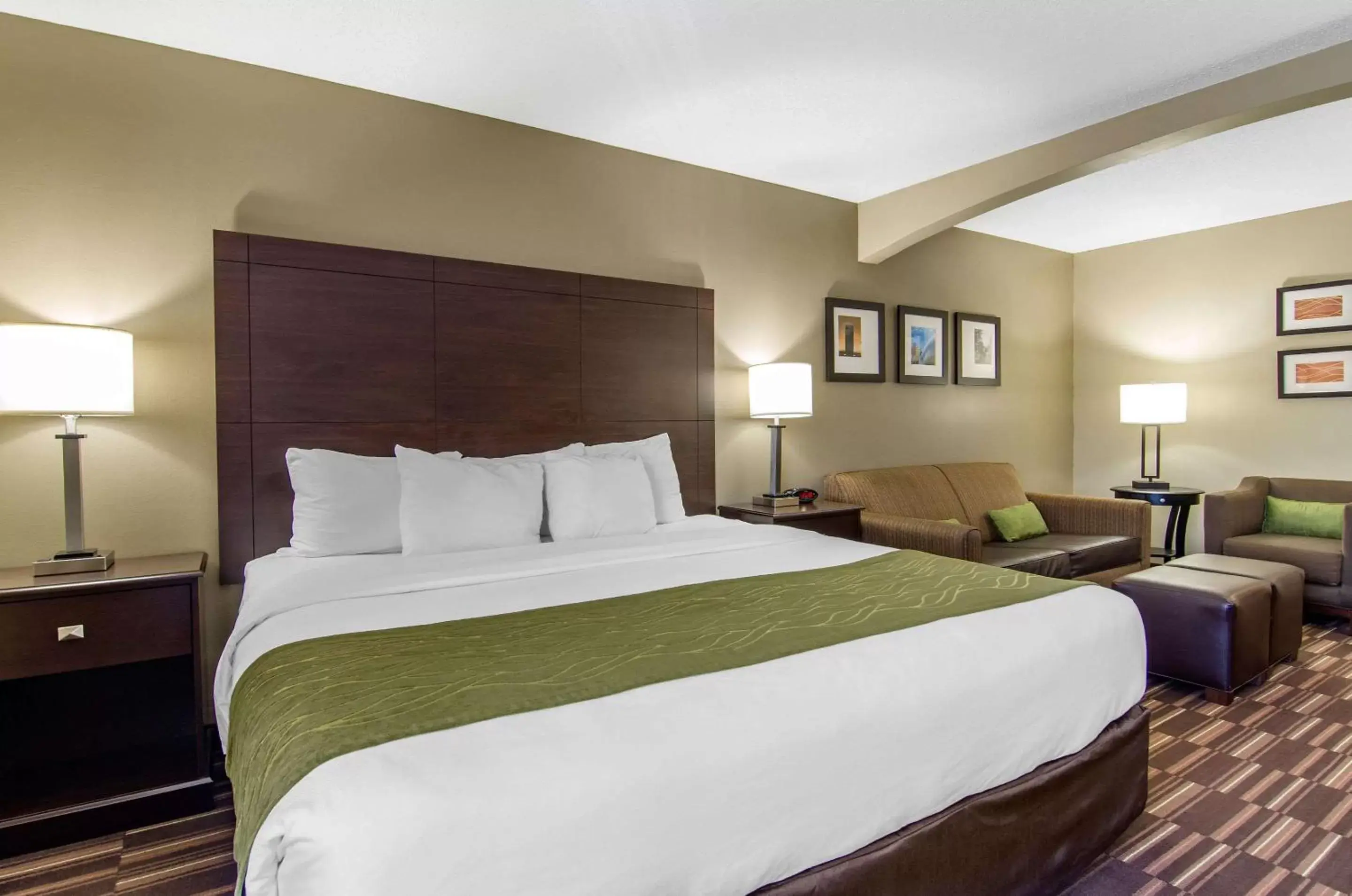 Photo of the whole room, Bed in Comfort Inn & Suites Near Worlds of Fun